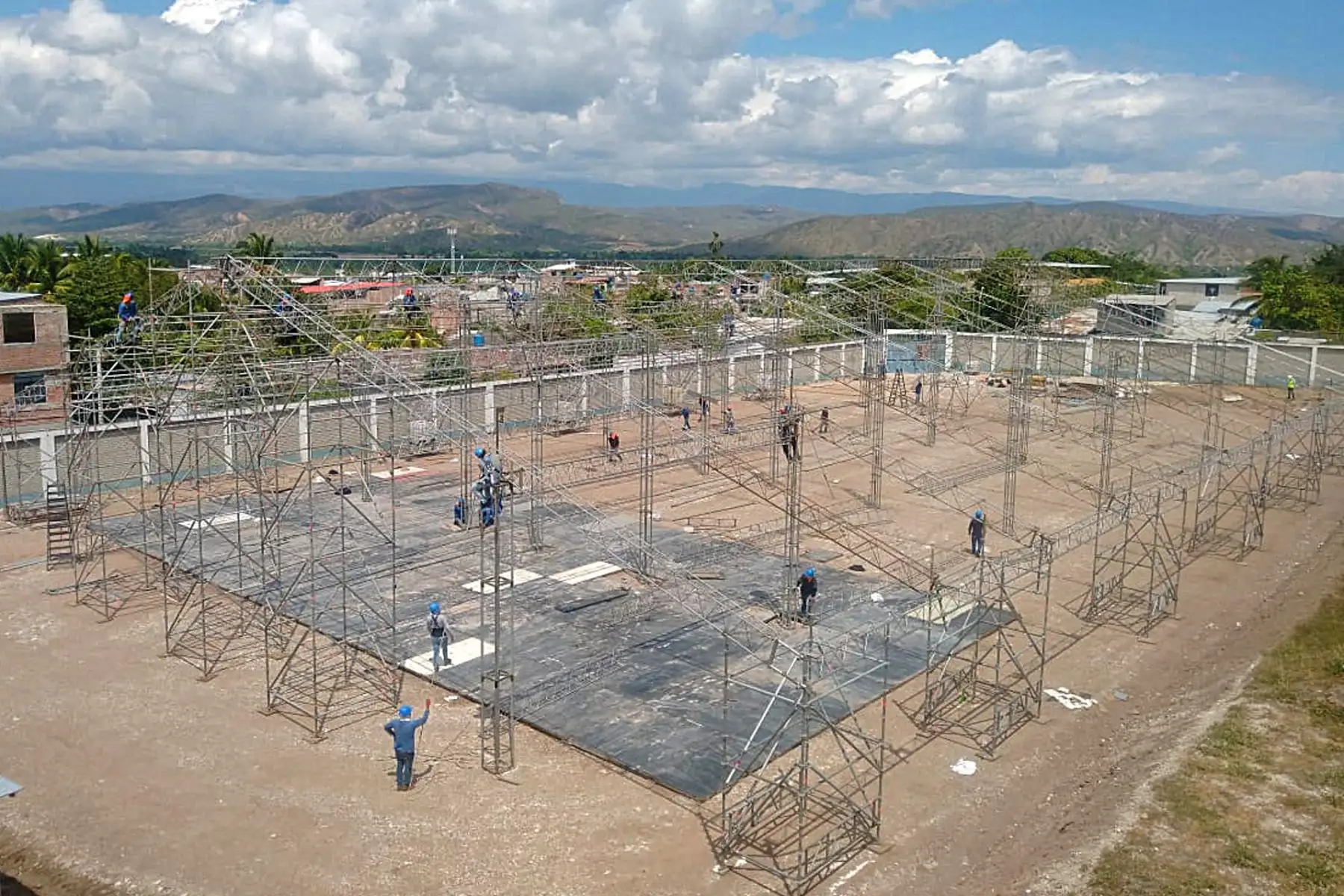 El proyecto especial Legado, concluyó con el armado de las estructuras metálicas de los dos centros de atención y aislamiento temporal para pacientes covid-19 que se están instalando e implementando en la región Amazonas. Foto: Legado