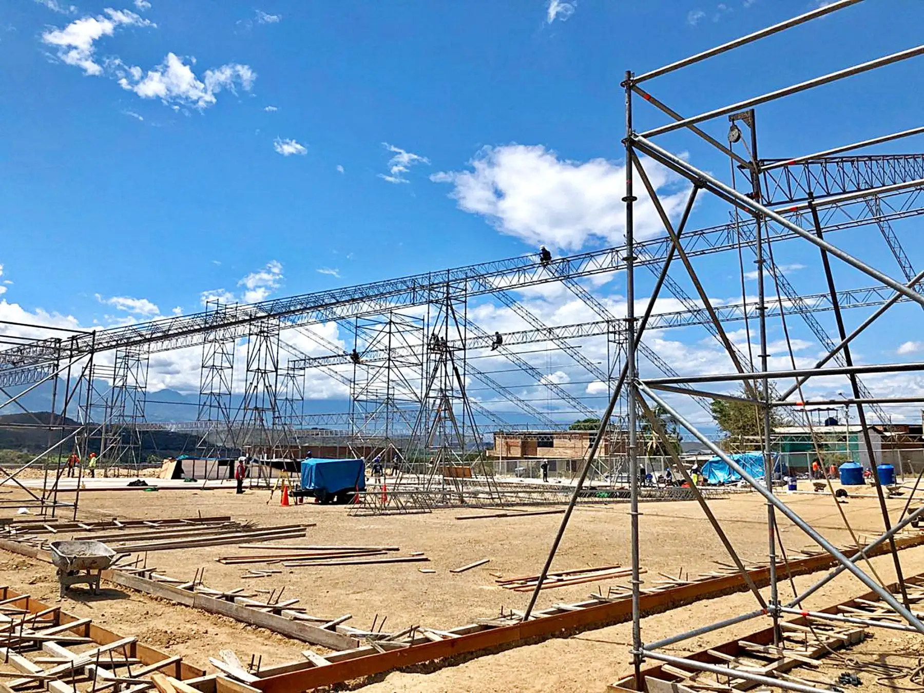 El proyecto especial Legado, concluyó con el armado de las estructuras metálicas de los dos centros de atención y aislamiento temporal para pacientes covid-19 que se están instalando e implementando en la región Amazonas. Foto: Legado