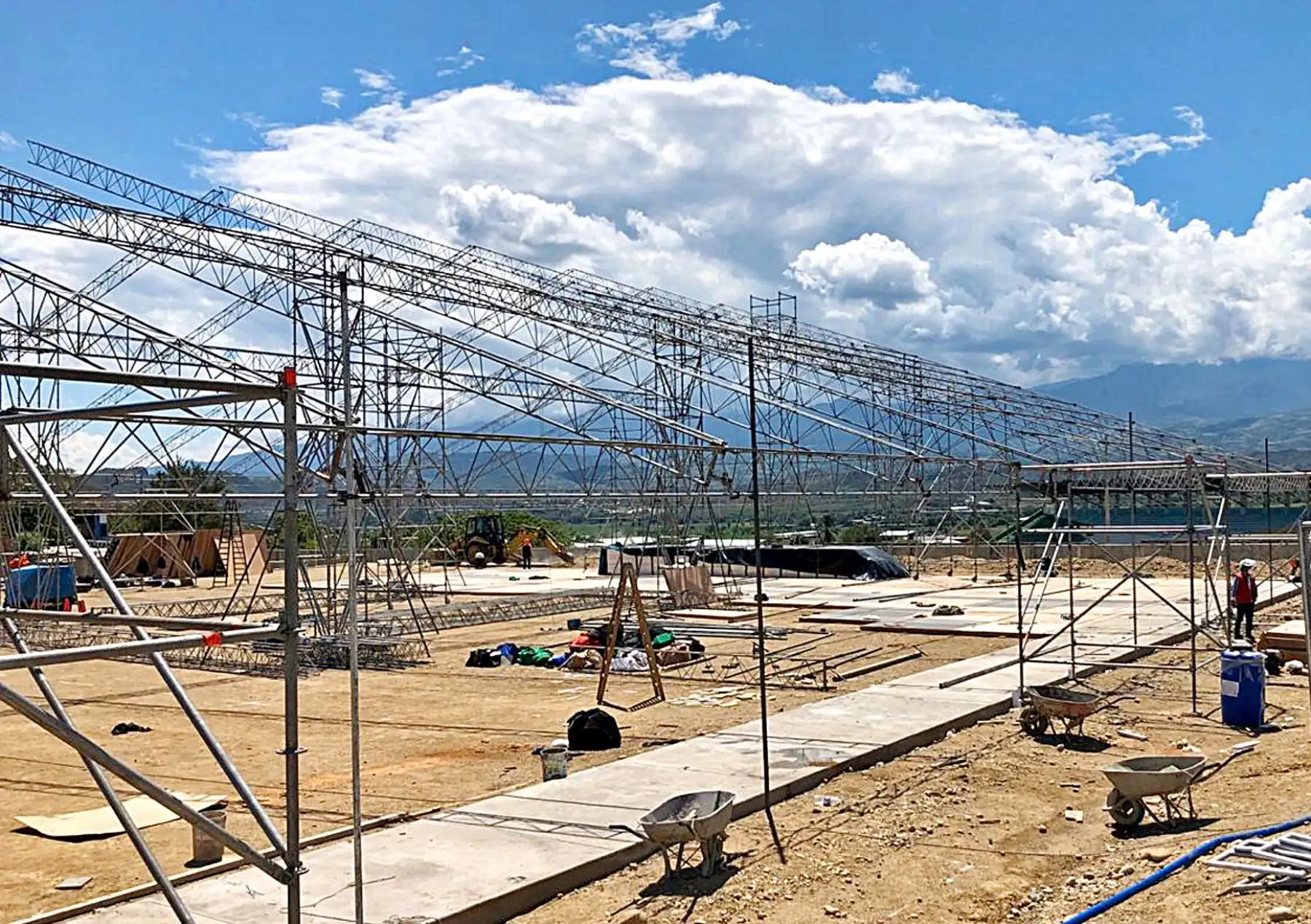 El proyecto especial Legado, concluyó con el armado de las estructuras metálicas de los dos centros de atención y aislamiento temporal para pacientes covid-19 que se están instalando e implementando en la región Amazonas. Foto: Legado