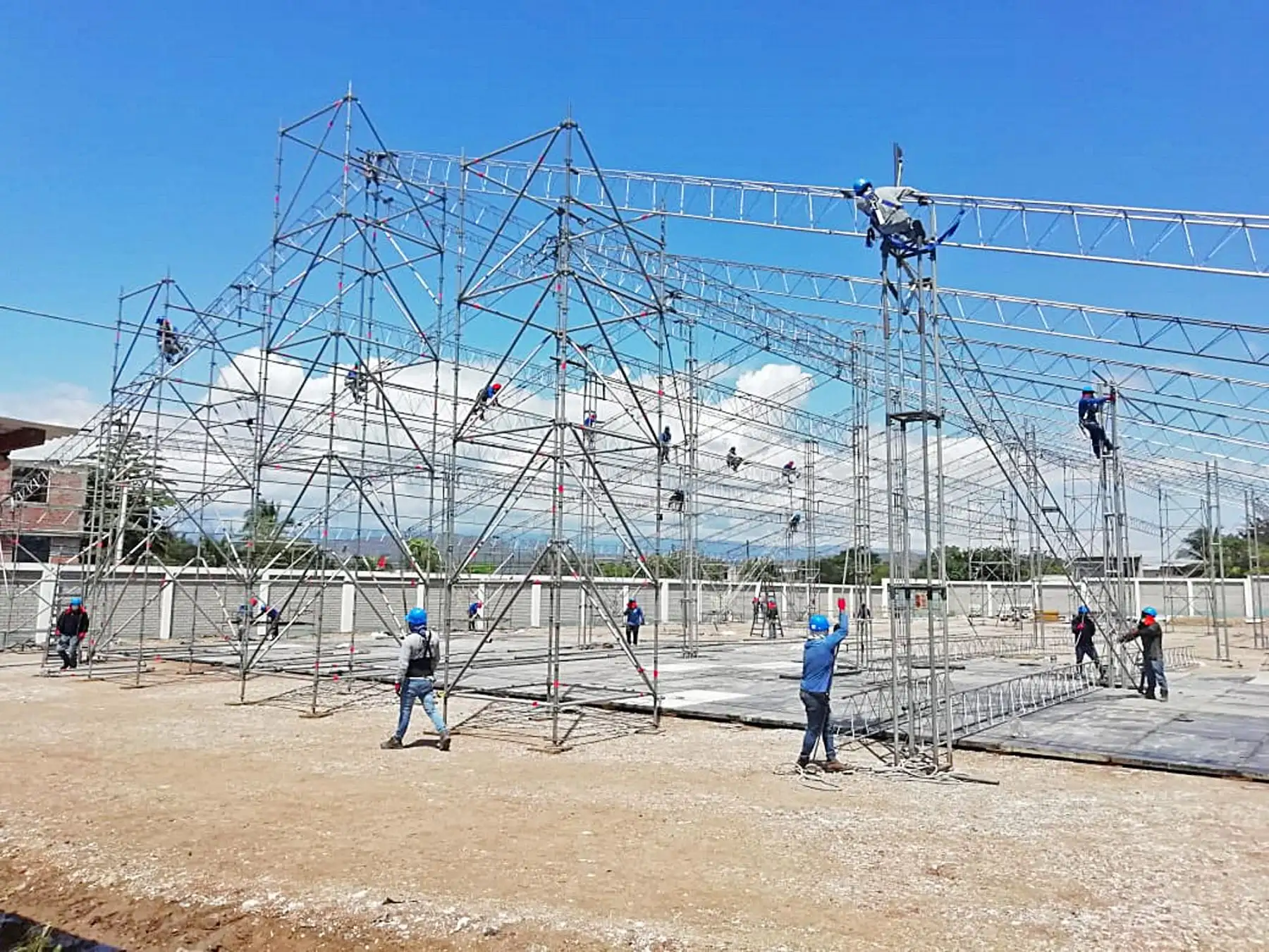 El proyecto especial Legado, concluyó con el armado de las estructuras metálicas de los dos centros de atención y aislamiento temporal para pacientes covid-19 que se están instalando e implementando en la región Amazonas. Foto: Legado