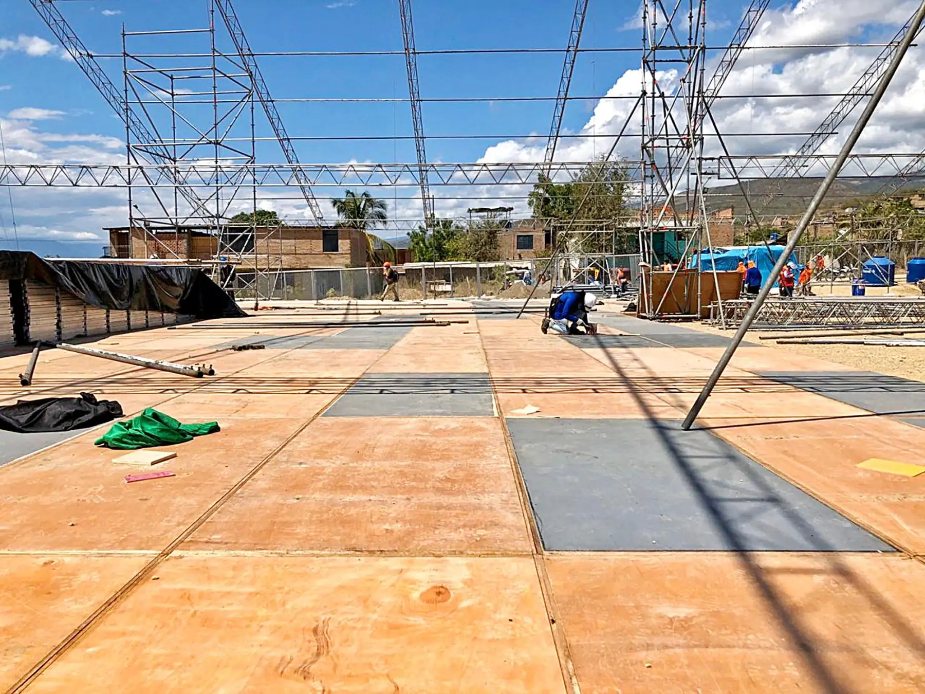 El proyecto especial Legado, concluyó con el armado de las estructuras metálicas de los dos centros de atención y aislamiento temporal para pacientes covid-19 que se están instalando e implementando en la región Amazonas. Foto: Legado