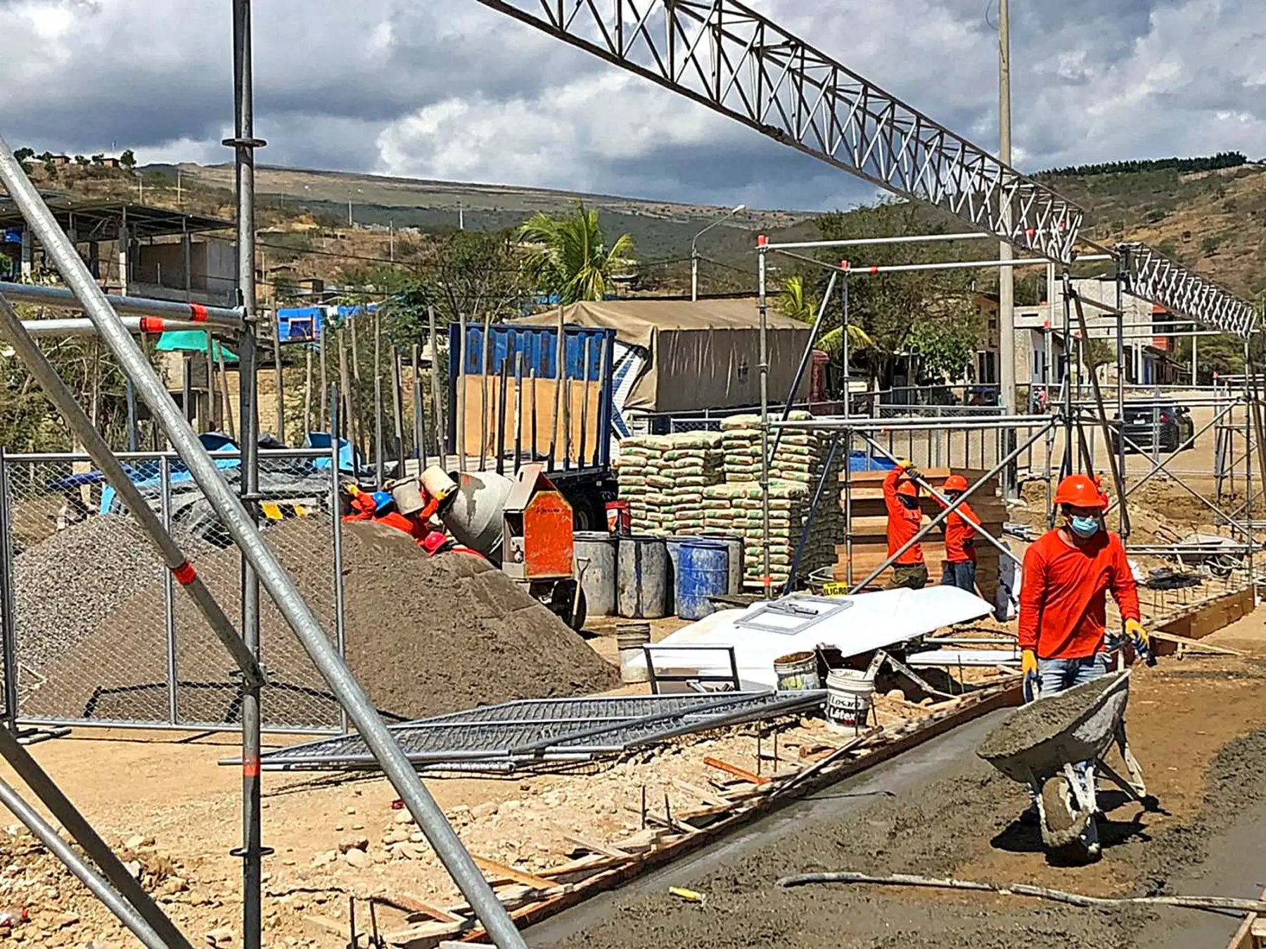 El proyecto especial Legado, concluyó con el armado de las estructuras metálicas de los dos centros de atención y aislamiento temporal para pacientes covid-19 que se están instalando e implementando en la región Amazonas. Foto: Legado