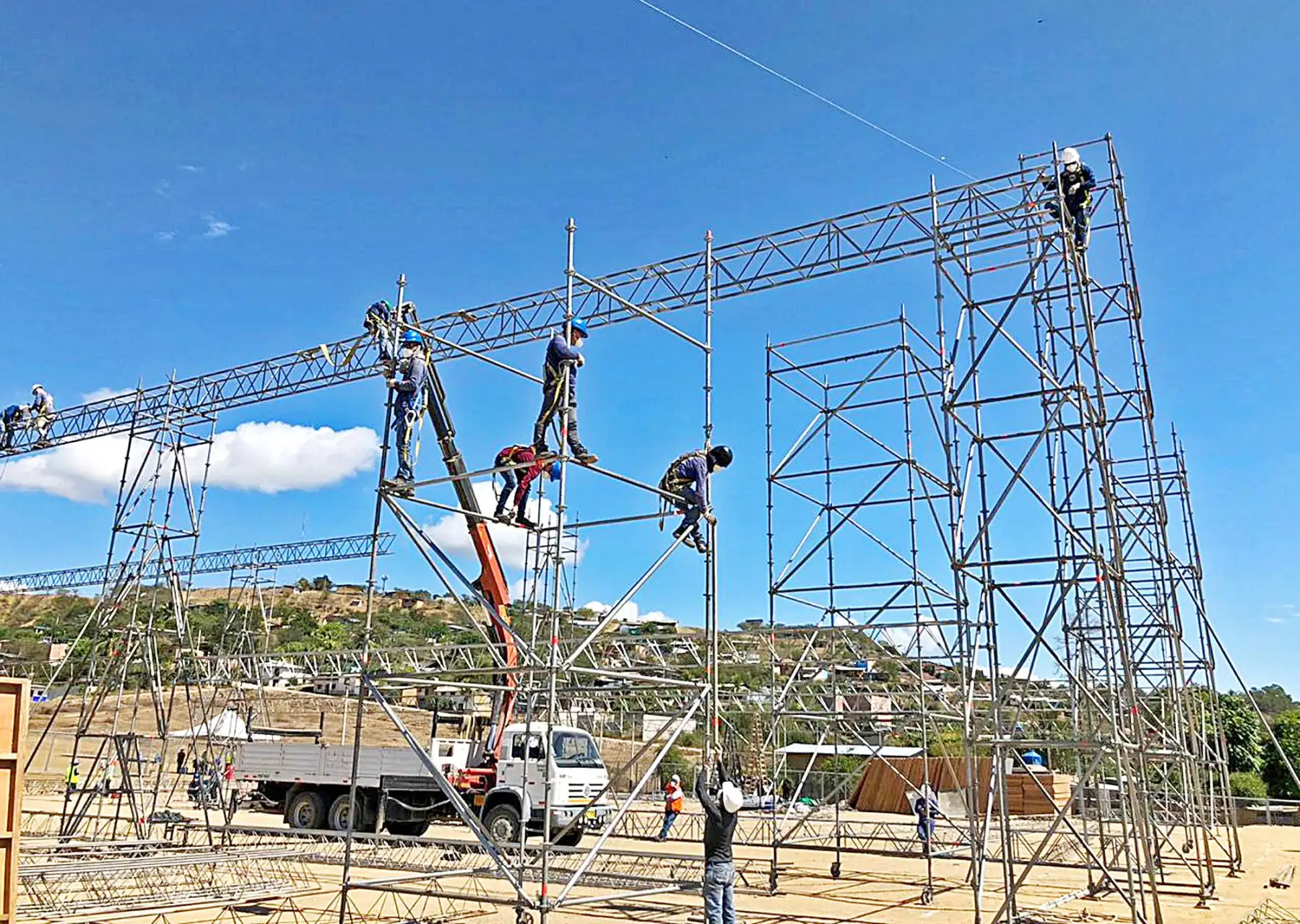 El proyecto especial Legado, concluyó con el armado de las estructuras metálicas de los dos centros de atención y aislamiento temporal para pacientes covid-19 que se están instalando e implementando en la región Amazonas. Foto: Legado