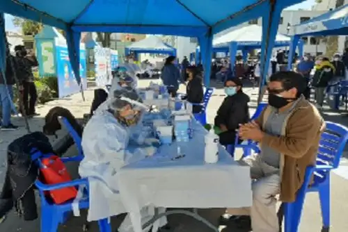 La avenida Ejército ocupa el primer lugar al registrar una incidencia que llegó al 25,67 por ciento, es decir 25 de cada 100 personas tamizadas dieron positivo a la prueba. Esto obedecería al alto flujo peatonal y movimiento comercial en la zona, por la presencia de ferias, mercados, supermercados y negocios.
