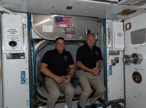 los astronautas de la NASA Robert Behnken y Douglas Hurley en la cápsula Dragon Endeavour de SpaceX. Foto: Facebook de la NASA