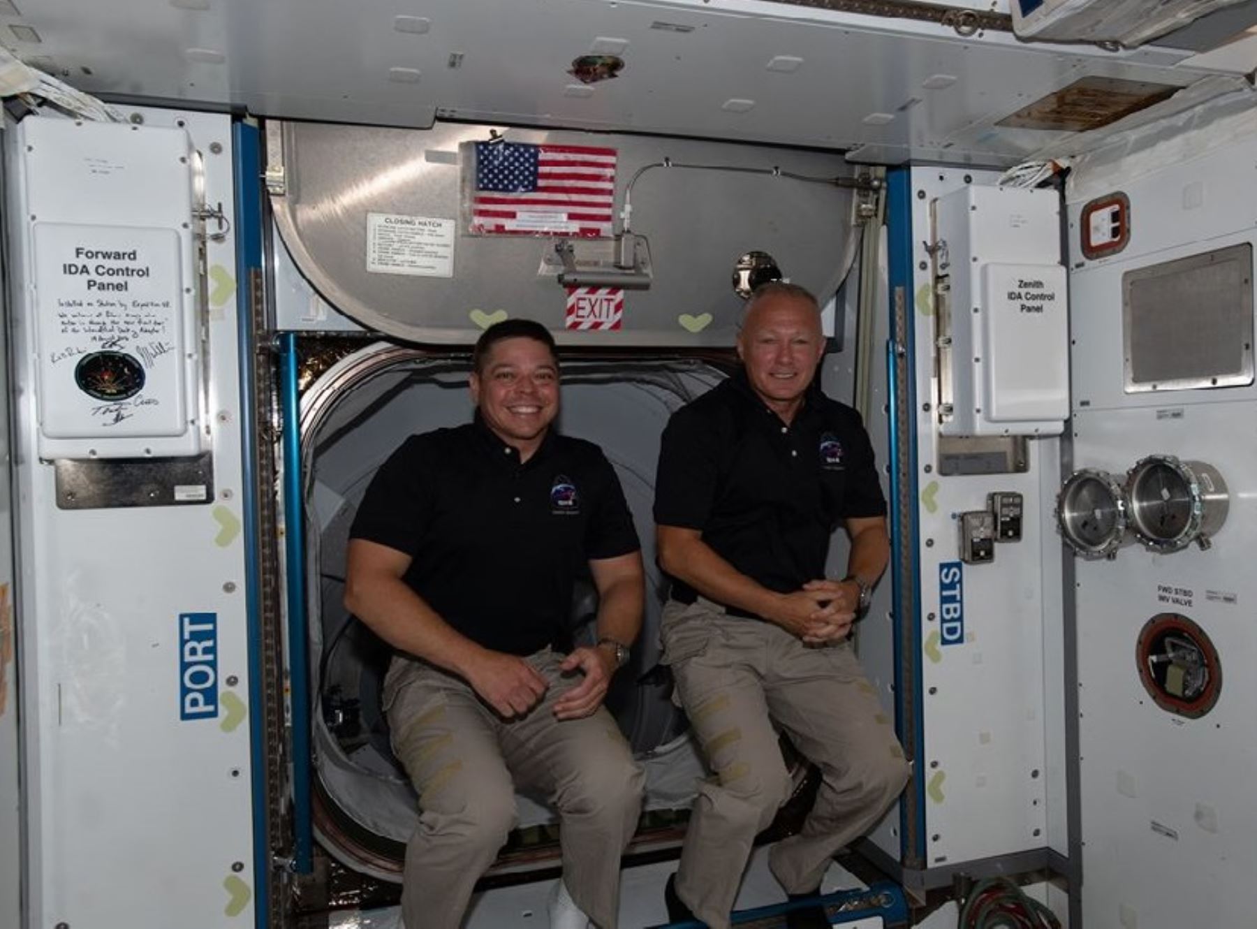 los astronautas de la NASA Robert Behnken y Douglas Hurley en la cápsula Dragon Endeavour de SpaceX. Foto: Facebook de la NASA