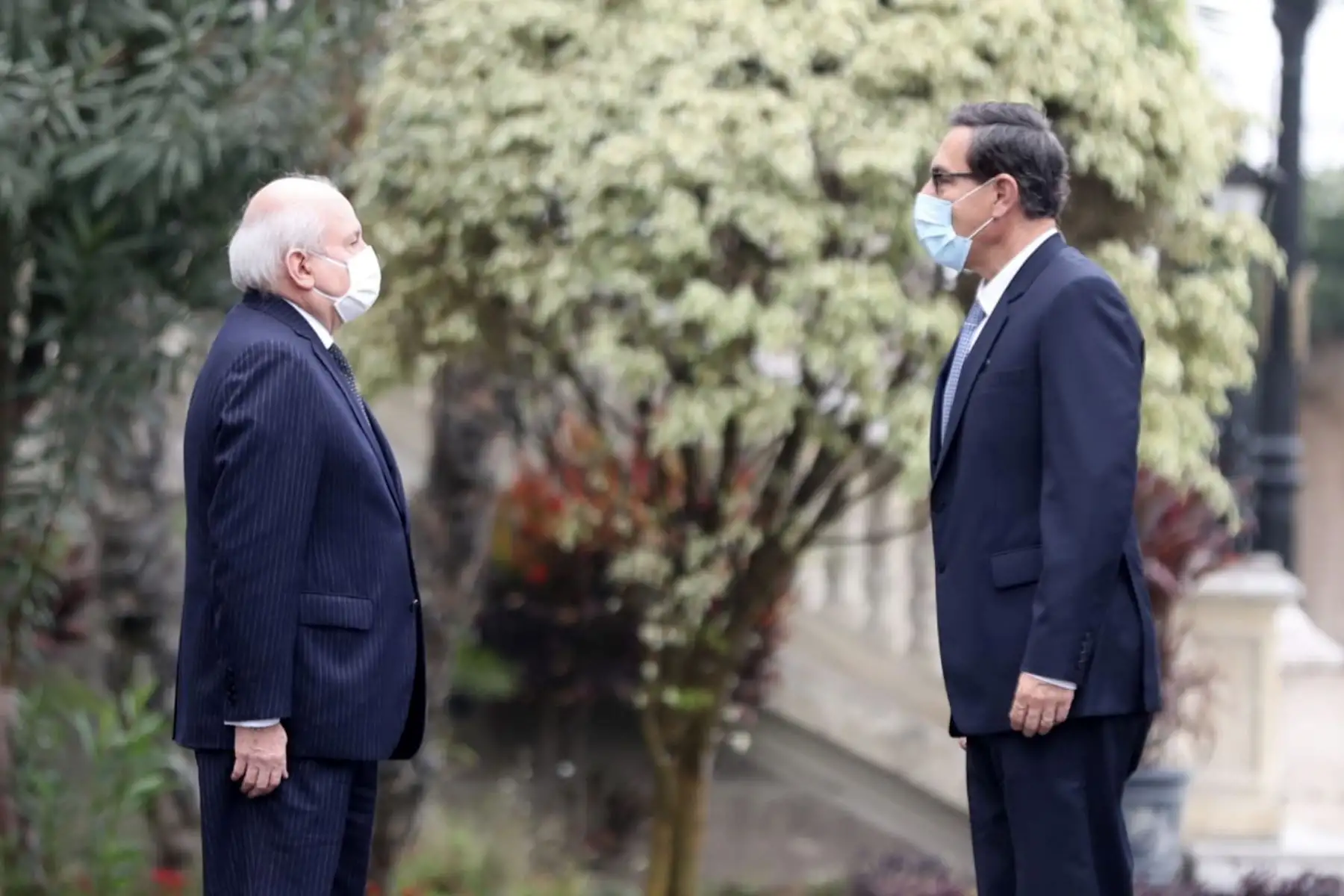 El presidente Martin Vizcarra acompañó al premier Pedro Cateriano y a  los ministros de Estado hasta la puerta de Palacio de Gobierno para ratificarles su respaldo con miras a su presentación en el Congreso donde solicitarán el voto de confianza. Foto: ANDINA/ Prensa Presidencia