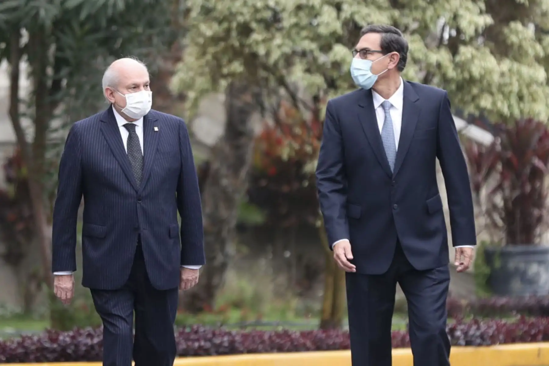 El presidente Martin Vizcarra acompañó al premier Pedro Cateriano y a  los ministros de Estado hasta la puerta de Palacio de Gobierno para ratificarles su respaldo con miras a su presentación en el Congreso donde solicitarán el voto de confianza. Foto: ANDINA/ Prensa Presidencia