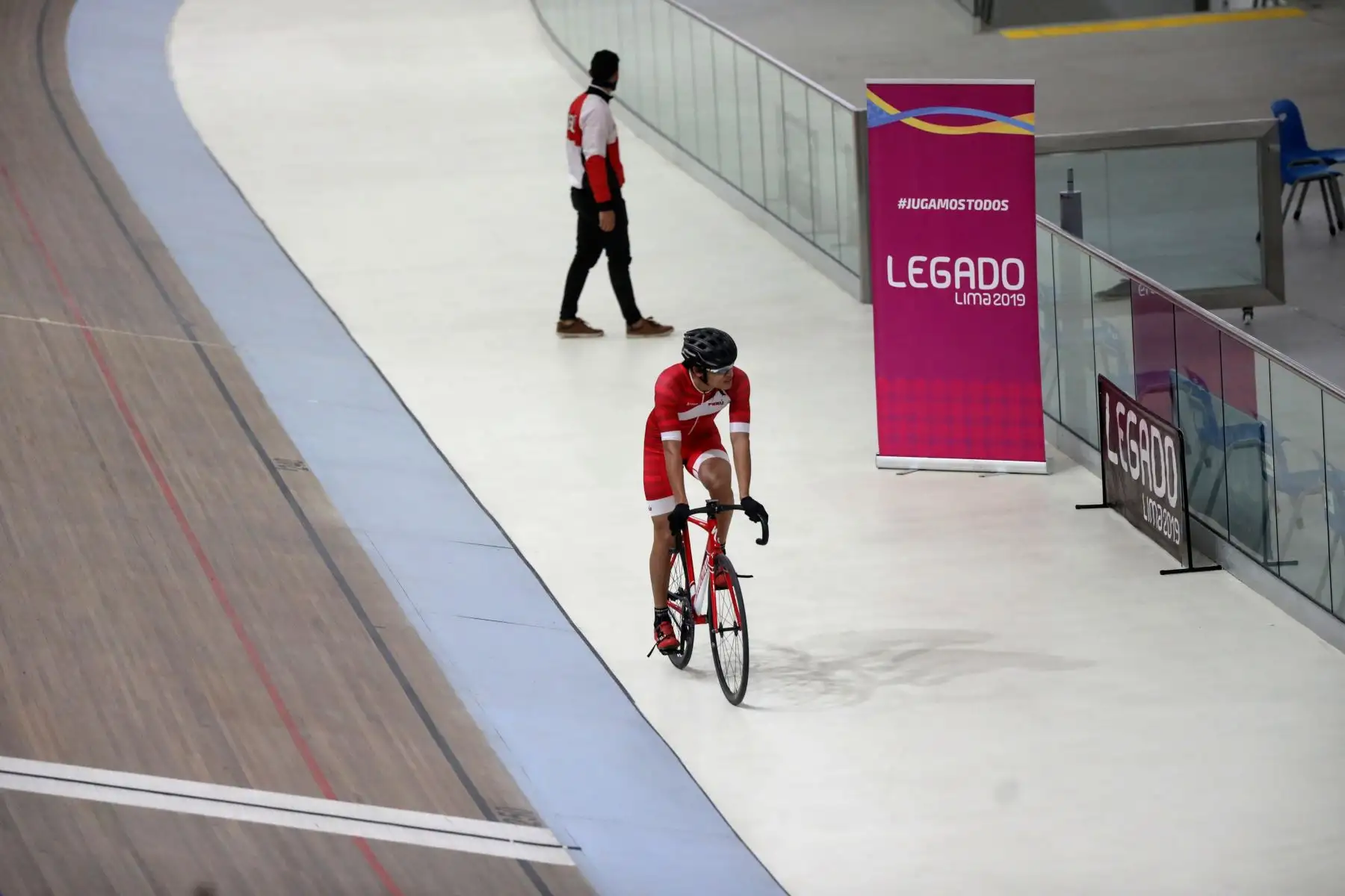 El moderno velódromo, remodelado y techado para albergar los Juegos Lima 2019, ubicado en la Villa Deportiva Nacional (Videna), abrieron sus puertas hoy para recibir a entusiastas seleccionados de ciclismo quienes soñaban con regresar a esta sede cerrada a causa de la pandemia del covid-19.Foto:ANDINA/Legado