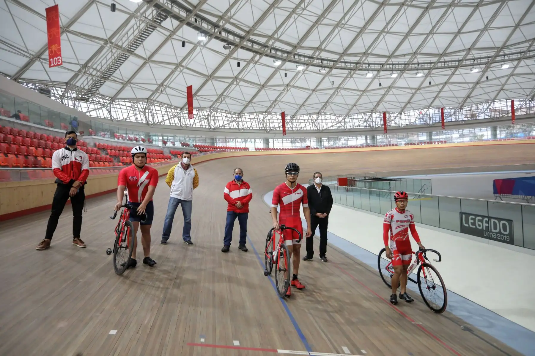 El moderno velódromo, remodelado y techado para albergar los Juegos Lima 2019, ubicado en la Villa Deportiva Nacional (Videna), abrieron sus puertas hoy para recibir a entusiastas seleccionados de ciclismo quienes soñaban con regresar a esta sede cerrada a causa de la pandemia del covid-19.Foto:ANDINA/Legado
