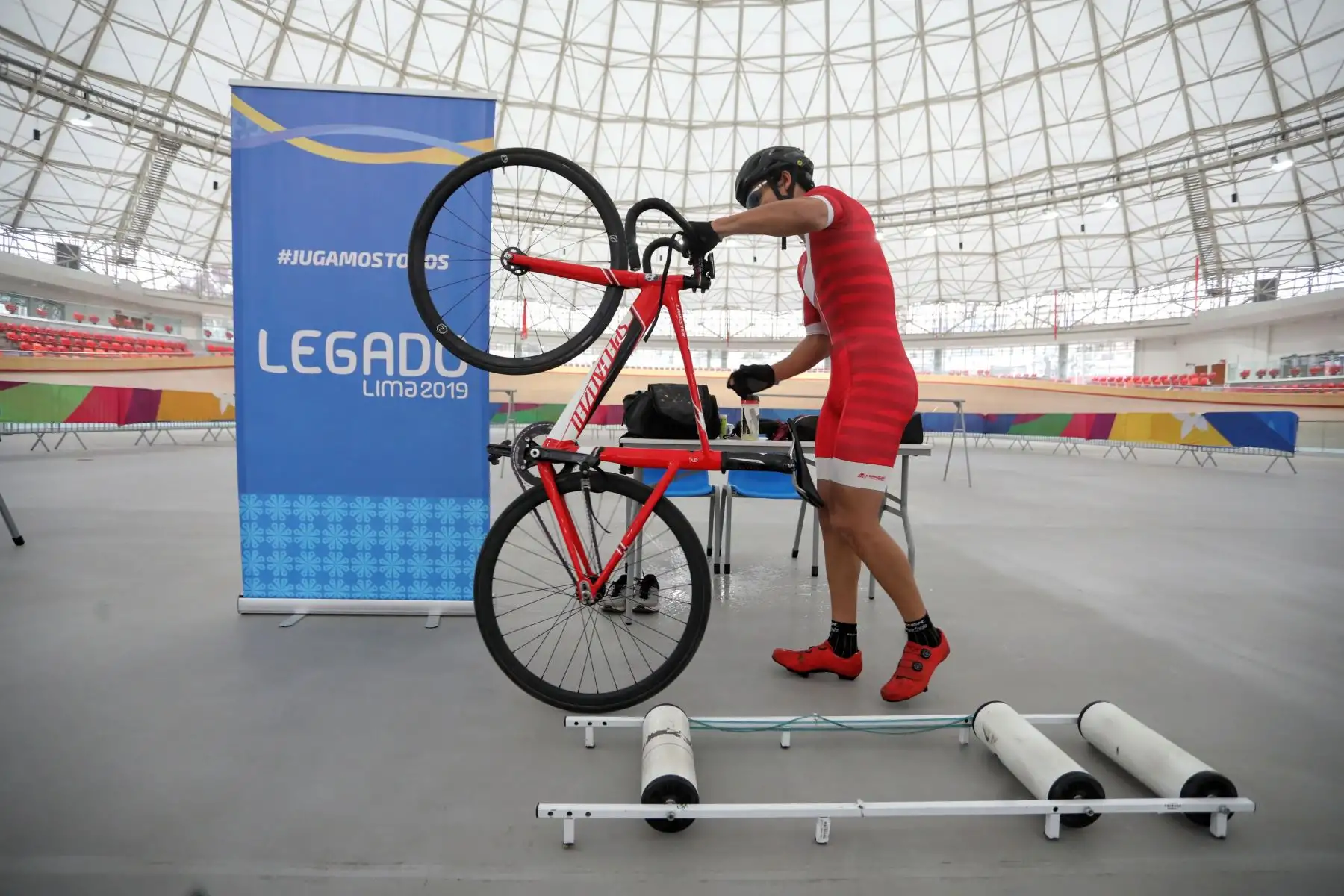El moderno velódromo, remodelado y techado para albergar los Juegos Lima 2019, ubicado en la Villa Deportiva Nacional (Videna), abrieron sus puertas hoy para recibir a entusiastas seleccionados de ciclismo quienes soñaban con regresar a esta sede cerrada a causa de la pandemia del covid-19.Foto:ANDINA/Legado