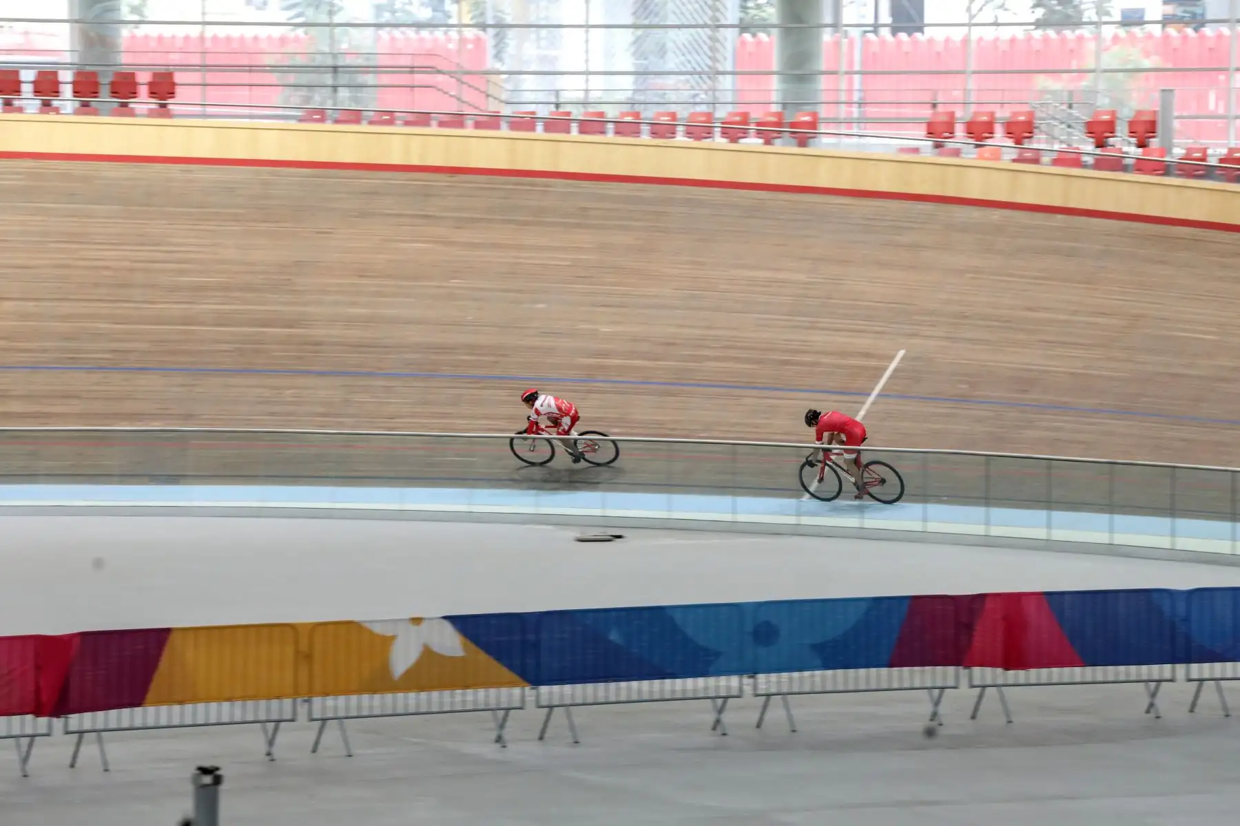 El moderno velódromo, remodelado y techado para albergar los Juegos Lima 2019, ubicado en la Villa Deportiva Nacional (Videna), abrieron sus puertas hoy para recibir a entusiastas seleccionados de ciclismo quienes soñaban con regresar a esta sede cerrada a causa de la pandemia del covid-19.Foto:ANDINA/Legado