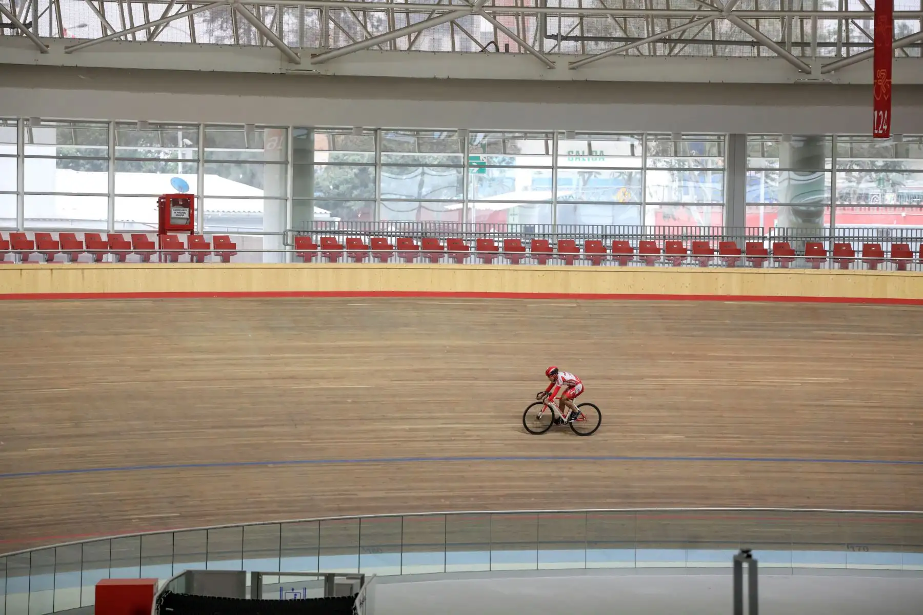 El moderno velódromo, remodelado y techado para albergar los Juegos Lima 2019, ubicado en la Villa Deportiva Nacional (Videna), abrieron sus puertas hoy para recibir a entusiastas seleccionados de ciclismo quienes soñaban con regresar a esta sede cerrada a causa de la pandemia del covid-19.Foto:ANDINA/Legado