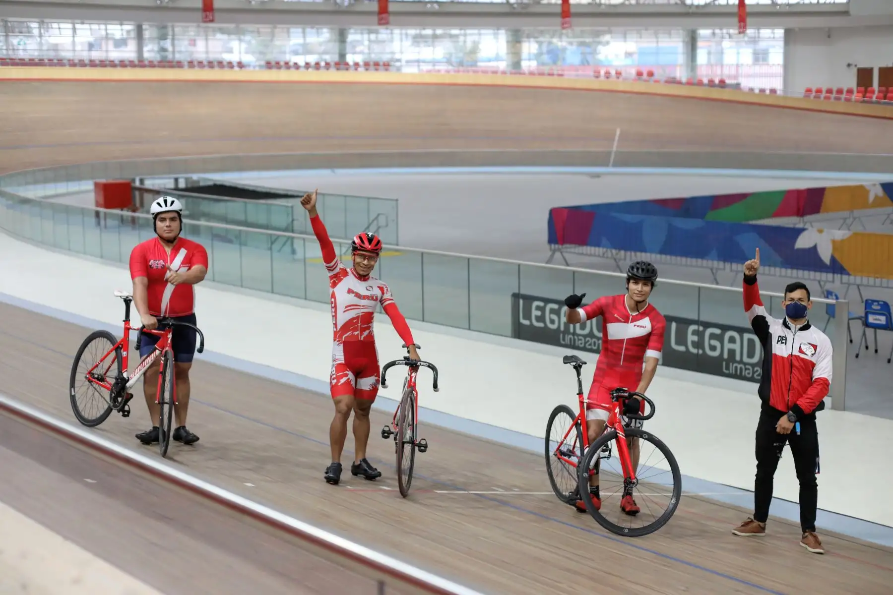 El moderno velódromo, remodelado y techado para albergar los Juegos Lima 2019, ubicado en la Villa Deportiva Nacional (Videna), abrieron sus puertas hoy para recibir a entusiastas seleccionados de ciclismo quienes soñaban con regresar a esta sede cerrada a causa de la pandemia del covid-19.Foto:ANDINA/Legado