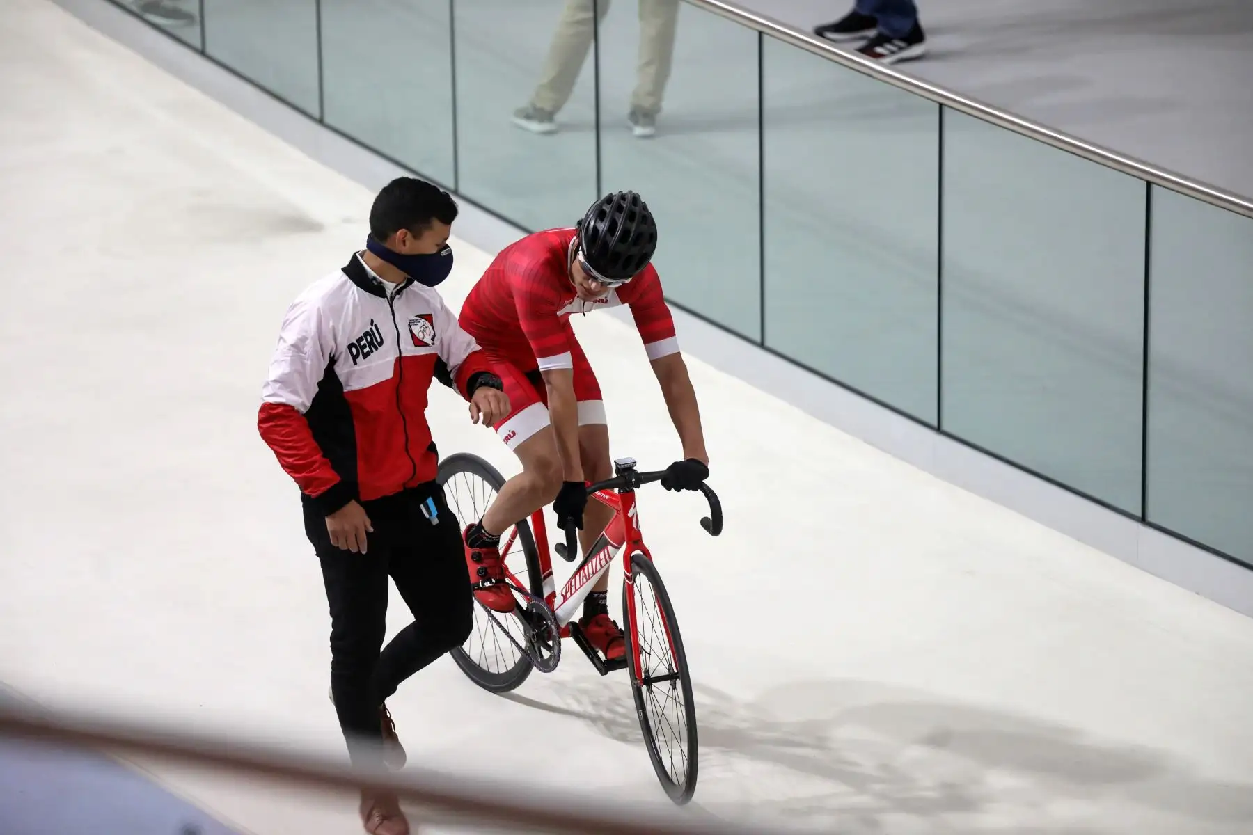 El moderno velódromo, remodelado y techado para albergar los Juegos Lima 2019, ubicado en la Villa Deportiva Nacional (Videna), abrieron sus puertas hoy para recibir a entusiastas seleccionados de ciclismo quienes soñaban con regresar a esta sede cerrada a causa de la pandemia del covid-19.Foto:ANDINA/Legado