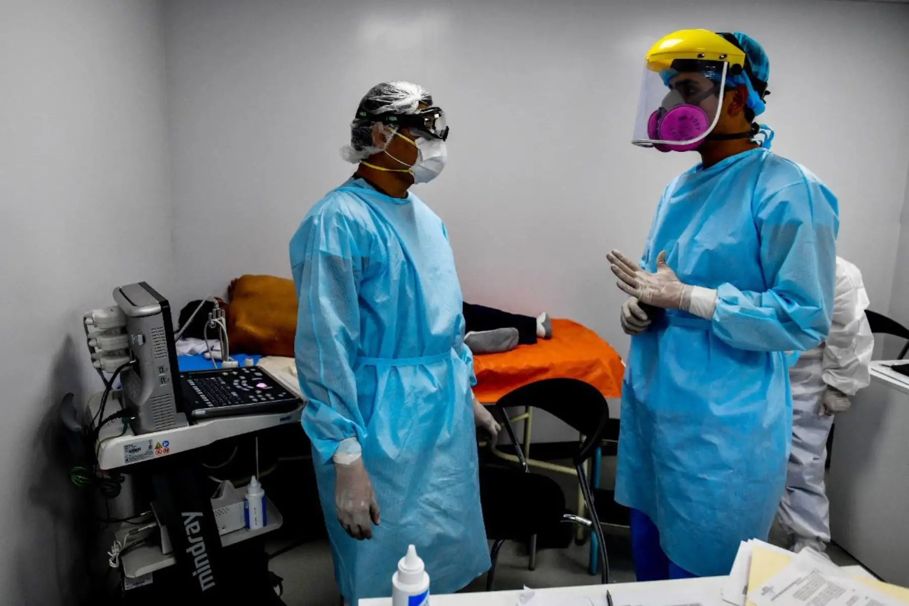 Diariamente la brigada médica conformada por cuarenta profesionales de la salud recorren atendiendo a  pacientes covid-19 en la Villa EsSalud Cerro Juli de la ciudad de Arequipa.
Foto: Cortesía Diego Ramos Lupo