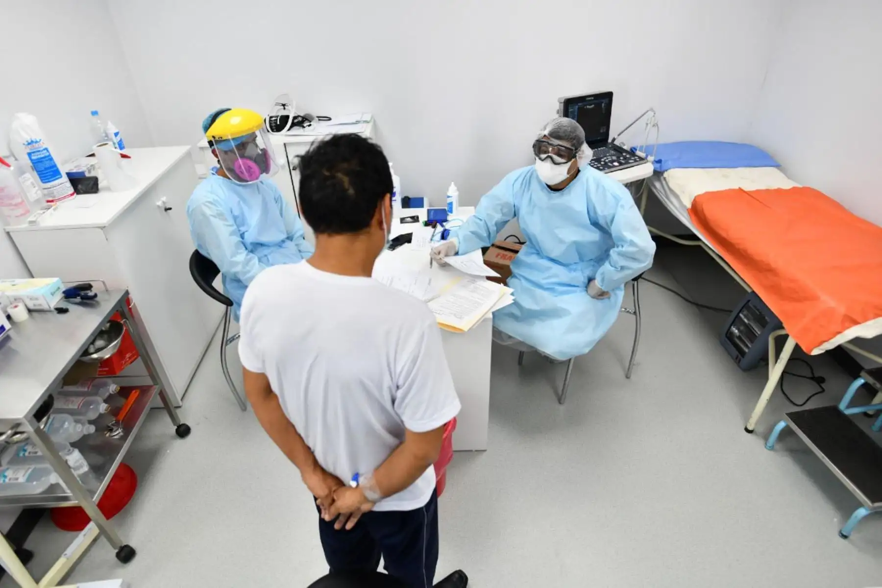 Diariamente la brigada médica conformada por cuarenta profesionales de la salud recorren atendiendo a  pacientes covid-19 en la Villa EsSalud Cerro Juli de la ciudad de Arequipa.
Foto: Cortesía Diego Ramos Lupo