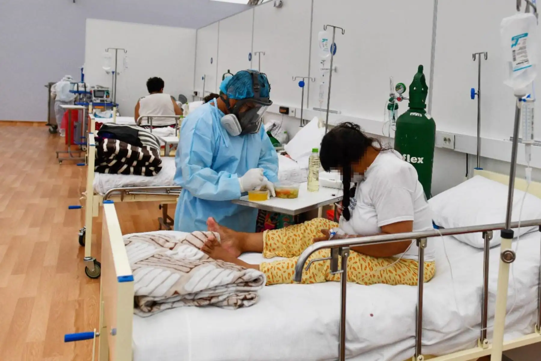 Diariamente la brigada médica conformada por cuarenta profesionales de la salud recorren atendiendo a  pacientes covid-19 en la Villa EsSalud Cerro Juli de la ciudad de Arequipa.
Foto: Cortesía Diego Ramos Lupo