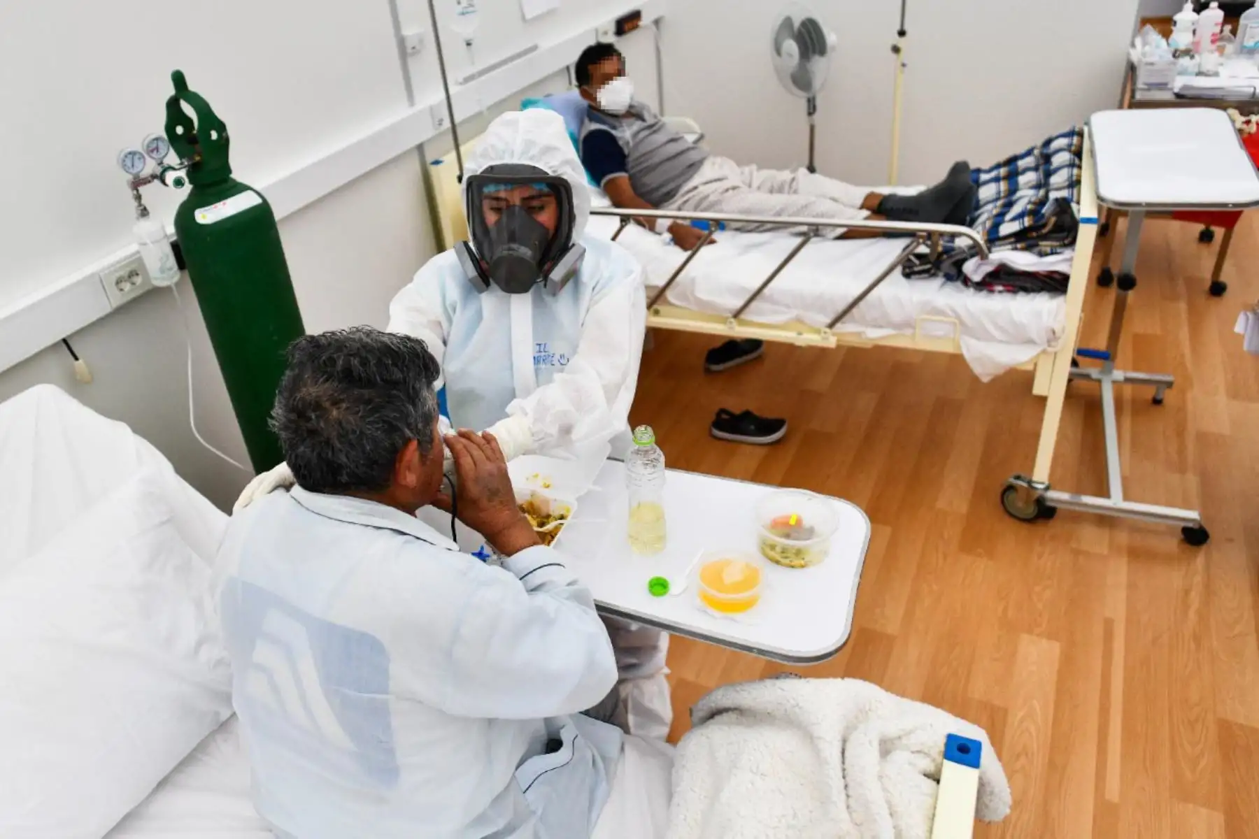 Diariamente la brigada médica conformada por cuarenta profesionales de la salud recorren atendiendo a  pacientes covid-19 en la Villa EsSalud Cerro Juli de la ciudad de Arequipa.
Foto: Cortesía Diego Ramos Lupo