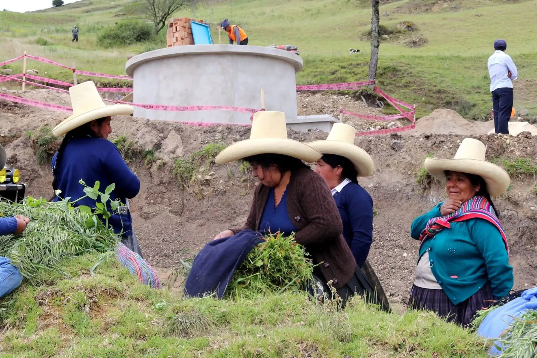 Población de los sectores rurales de Cajamarca se beneficia con la ejecución de obras e infraestructura.