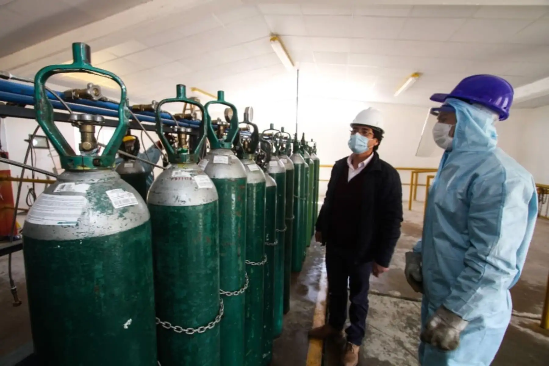 Autoridades regionales inspeccionan la planta de producción de oxígeno medicinal que abastecerá a hospitales de la región Cusco. ANDINA/Difusión