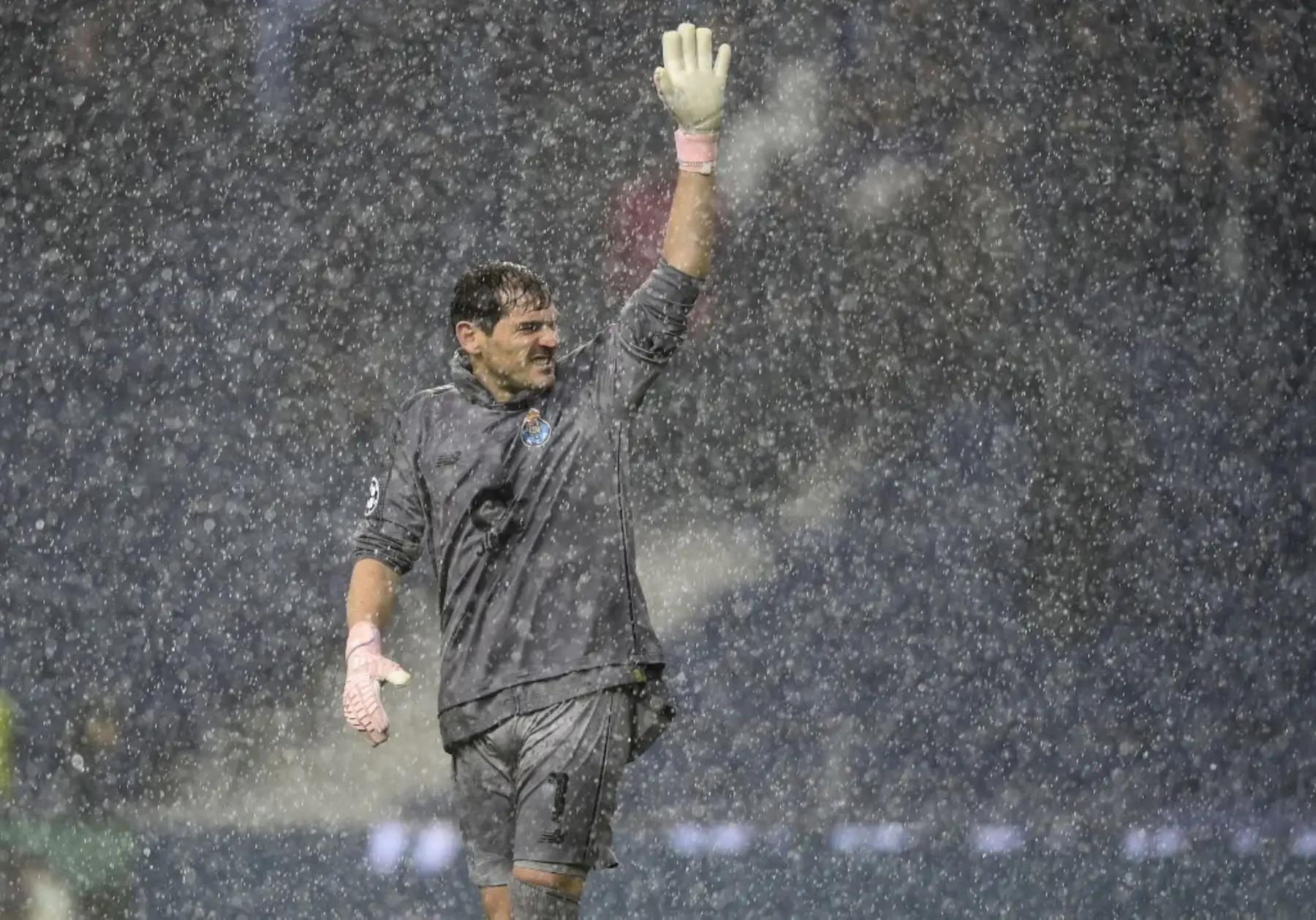 El portero español del Porto, Iker Casillas, saluda a sus seguidores al final del partido de fútbol del grupo D de la UEFA Champions League entre FC Porto y Lokomotiv. Foto: AFP