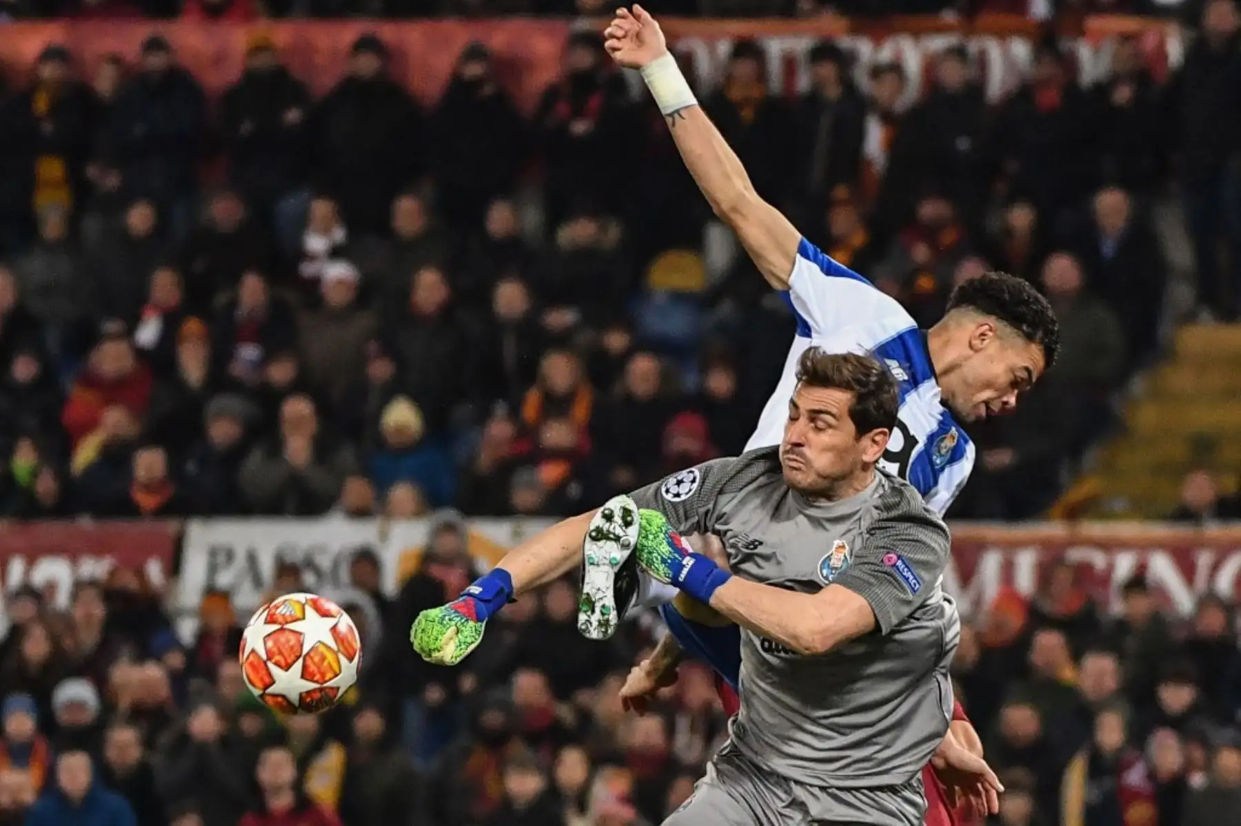 El portero español del Porto, Iker Casillas desvía un disparo cuando el defensa brasileño del Porto, Pepe, va a la cabeza durante la ronda de octavos de final de la UEFA Champions League, AS Roma vs FC Porto. Foto: AFP