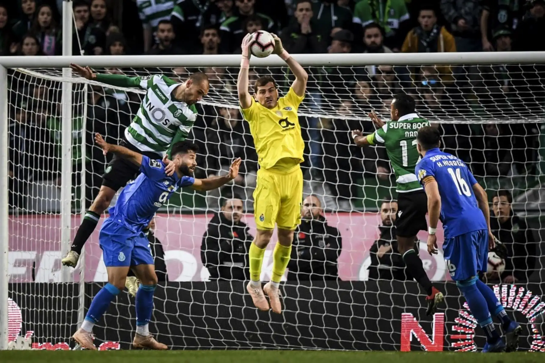 El portero español del Portoo Iker Casillas (C) agarra la pelota durante el partido de fútbol de la Liga portuguesa entre Sporting CP y FC Porto en el estadio José Alvalade en Lisboa. Foto: AFP
