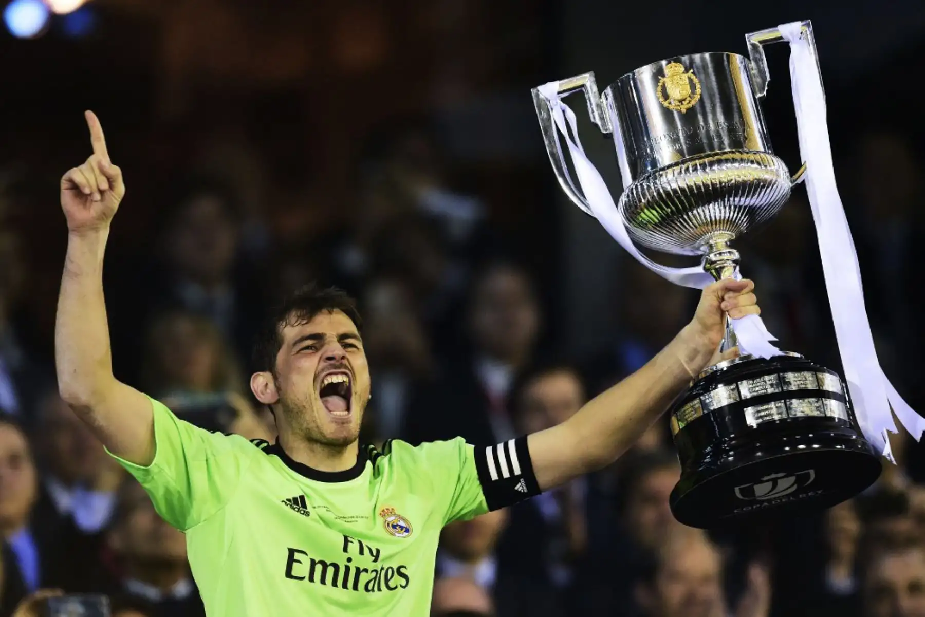 El portero del Real Madrid, Iker Casillas, sostiene el trofeo mientras celebra después de ganar el partido final de la Copa del Rey frente al Barcelona en el Mestalla estadio en Valencia. Foto: AFP
