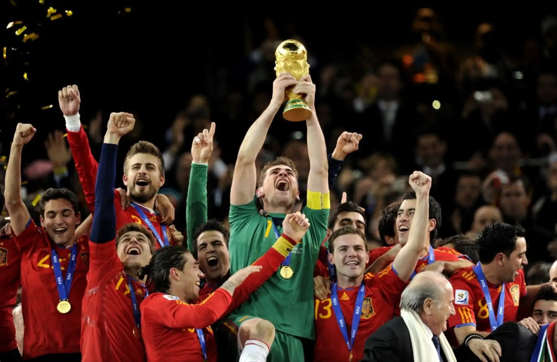 Iker Casillas sostiene el trofeo de la Copa Mundial de la FIFA después de ganar la final de la Copa Mundial de 2010 al derrotar a los Países Bajos. Foto: AFP