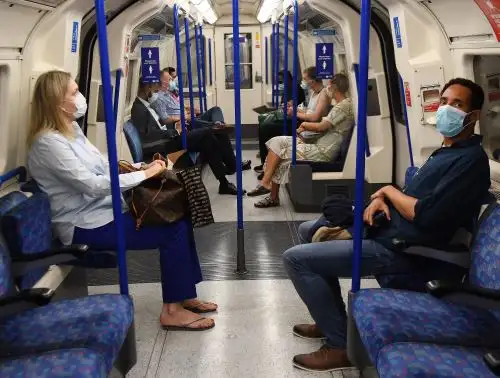 Viajeros en el metro en el centro de Londres, Gran Bretaña, 04 de agosto de 2020. Foto: EFE