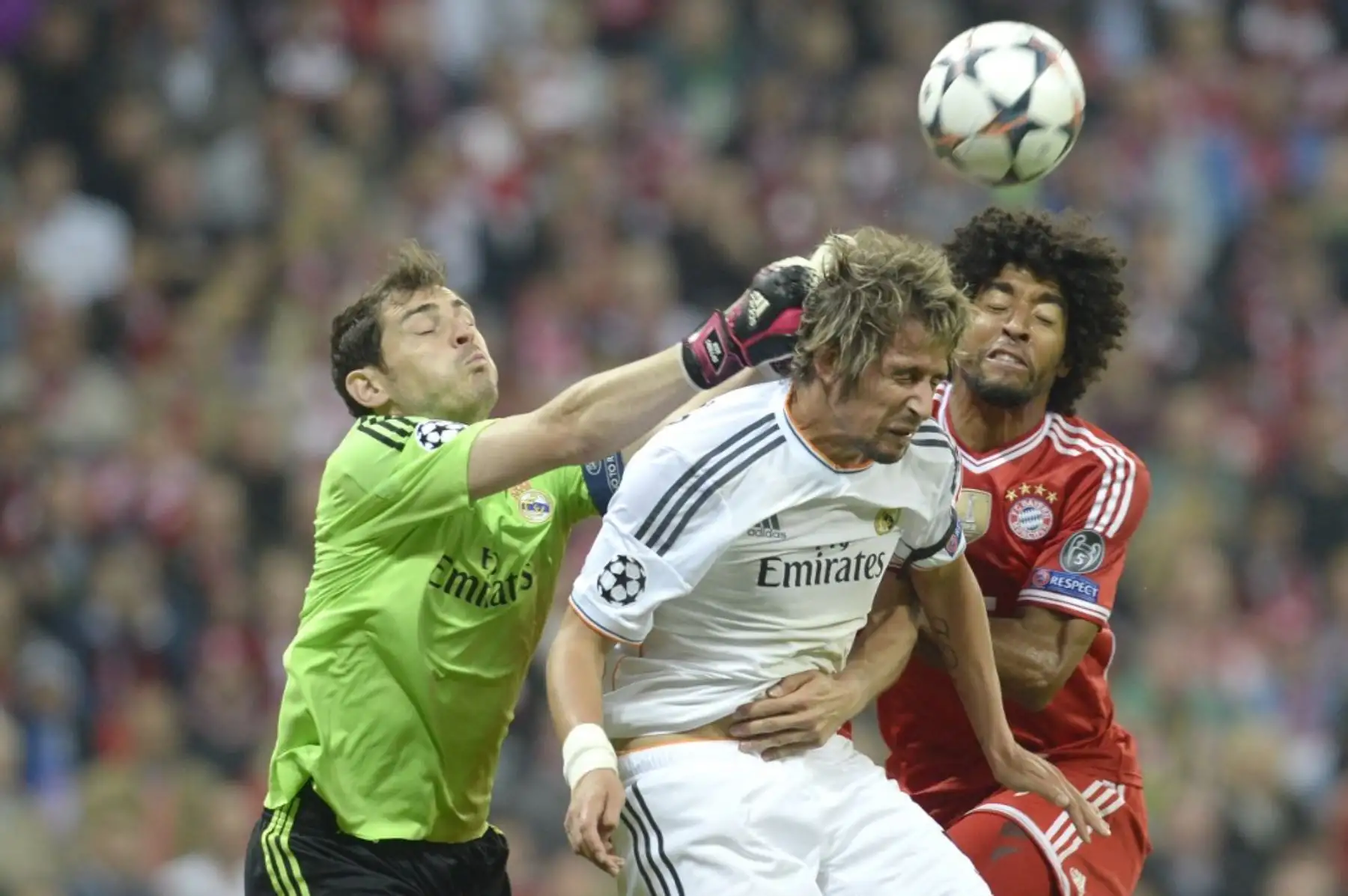 El portero del Real Madrid Iker Casillas y el defensor portugués del Real Madrid Fabio Coentrao atrapan el balón junto al defensor brasileño Dante del Bayern Munich durante la semifinal de la UEFA Champions League FC Bayern Munich vs Real Madrid CF. Foto: AFP