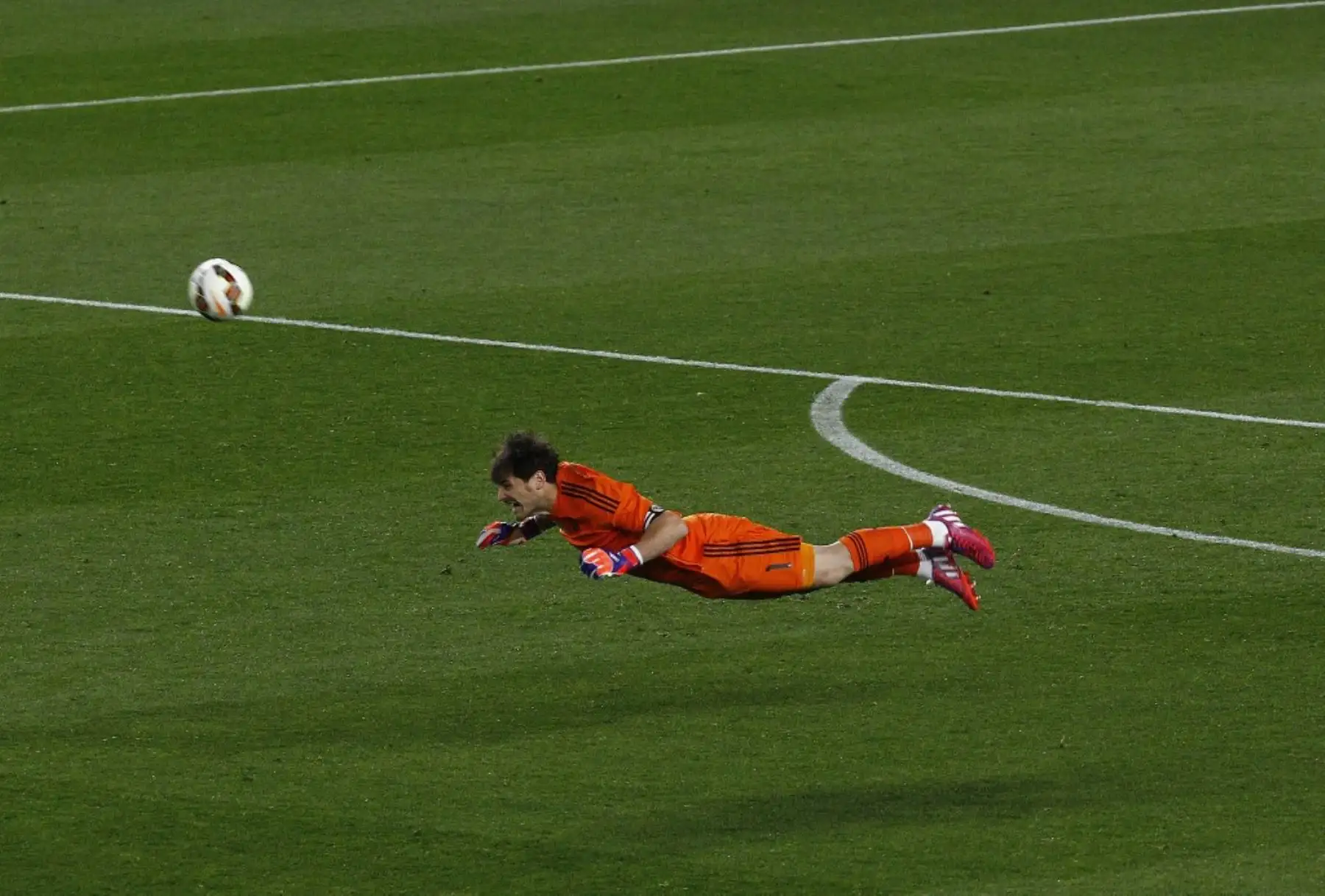 El portero del Real Madrid, Iker Casillas, cabecea un balón durante el partido de fútbol de la liga española "clásico" FC Barcelona vs Real Madrid CF en el estadio Camp Nou de Barcelona. Foto: AFP