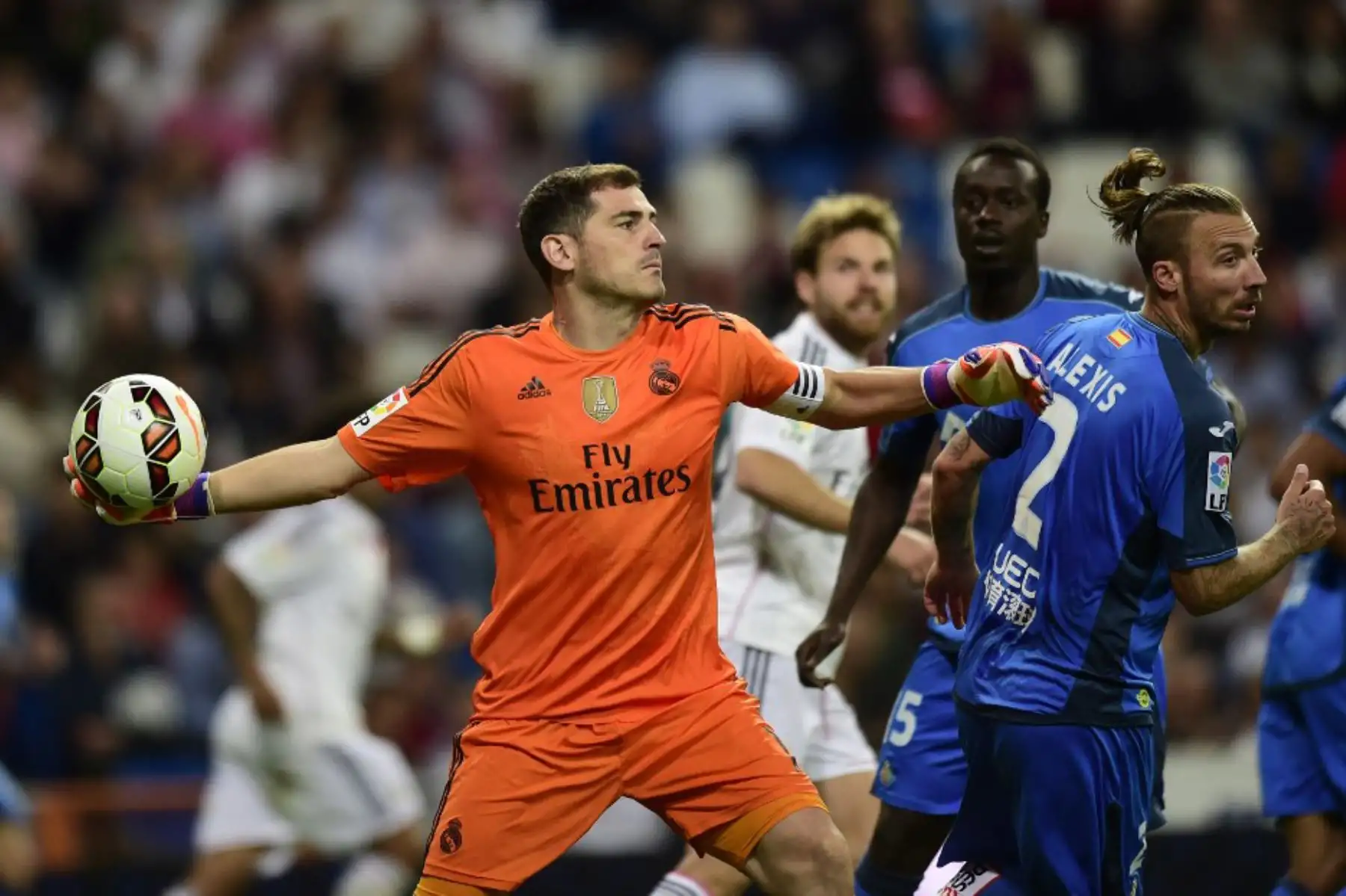 El portero del Real Madrid, Iker Casillas, lanza el balón durante el partido de fútbol de la liga española Real Madrid CF vs Getafe CF en el estadio Santiago Bernabeu en Madrid. Foto: AFP