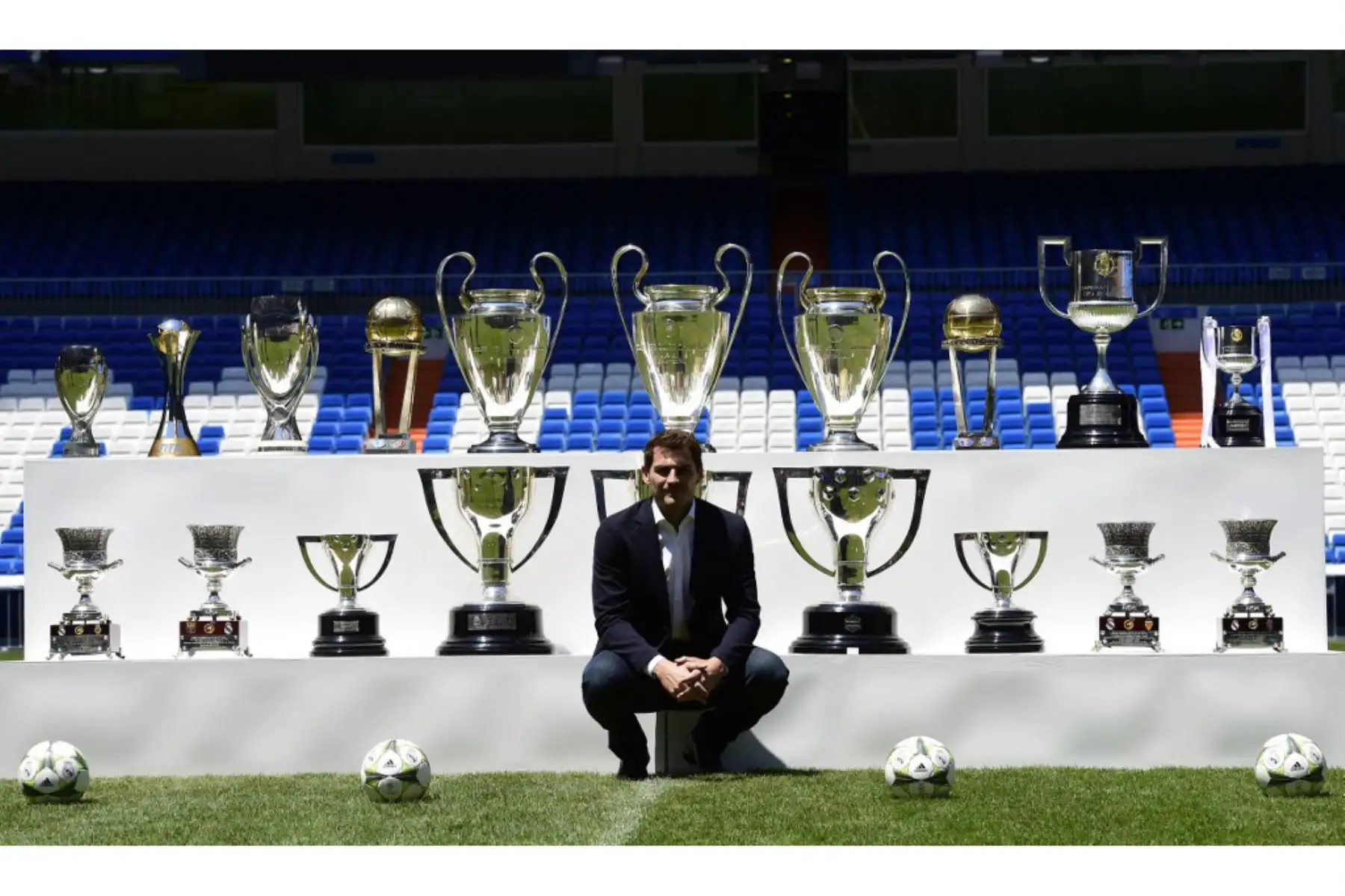 El ex portero del Real Madrid Iker Casillas posa con los trofeos que ganó con el Real Madrid después de una conferencia de prensa en el estadio Santiago Bernabeu en Madrid. Foto: AFP