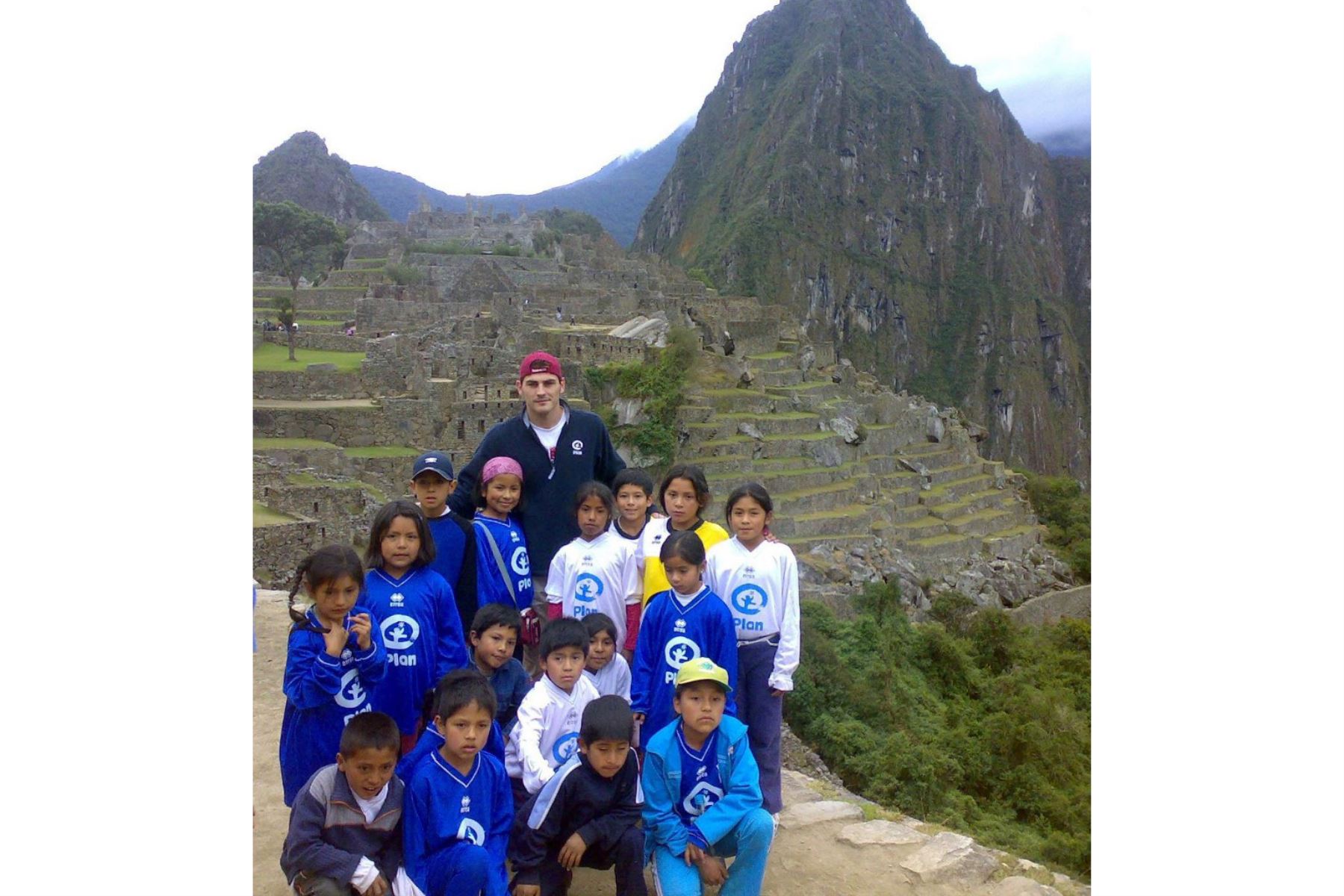 El capitán del equipo nacional de fútbol español, el portero Iker Casillas, posó en la ciudadela inca de Machu Picchu con un grupo de niños huérfanos miembros de una ONG que el jugador de fútbol apoya en Cusco, Perú. Casillas jugó un partido de fútbol con los niños y visitará otras dos ciudades en Cusco como parte de su programa de apoyo a la ONG. Foto: AFP/Moises Bendezú