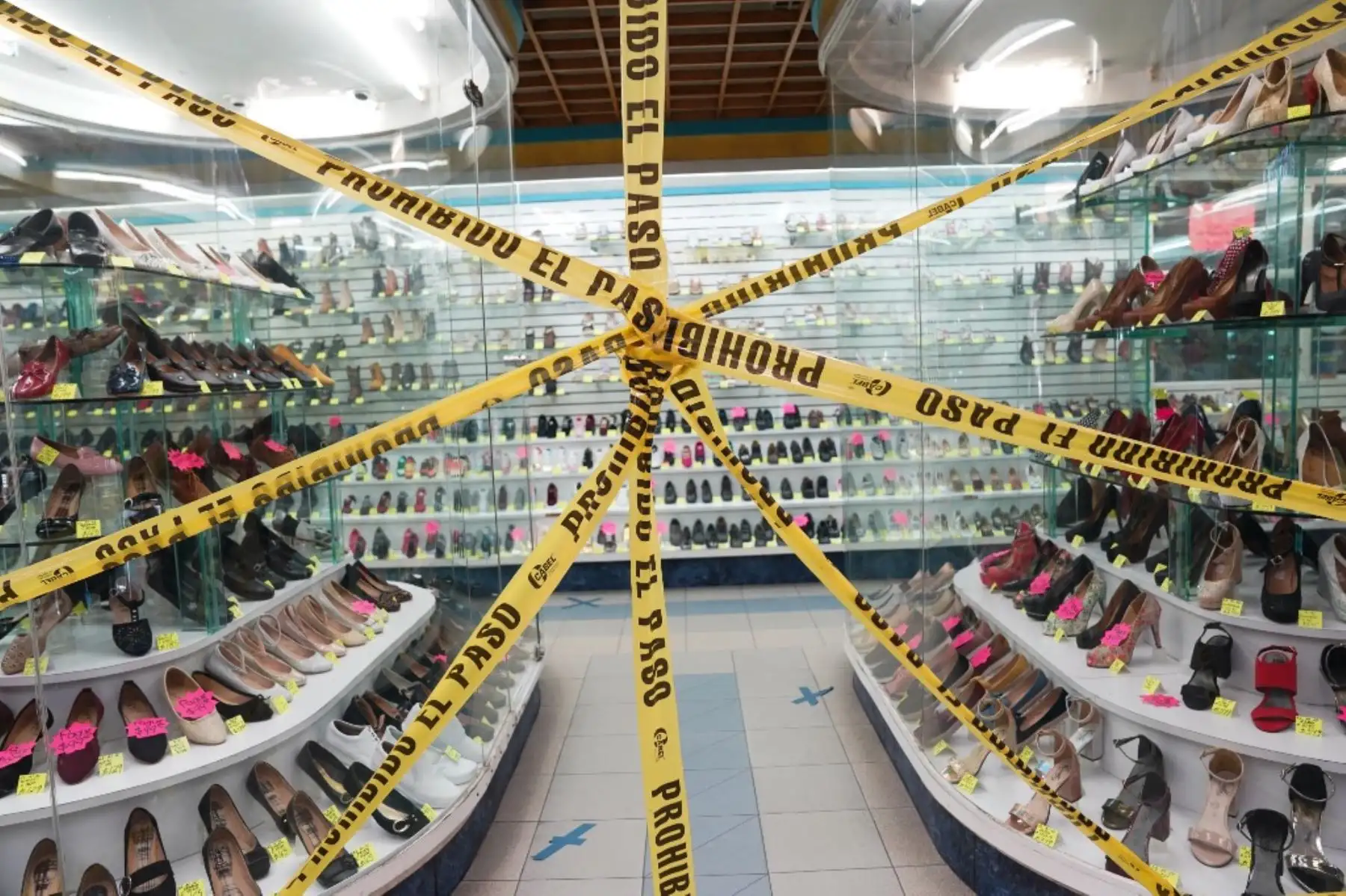 La cinta de precaución prohíbe la entrada a una zapatería durante la pandemia covid-19 en Ciudad Juárez, México. Foto: AFP
