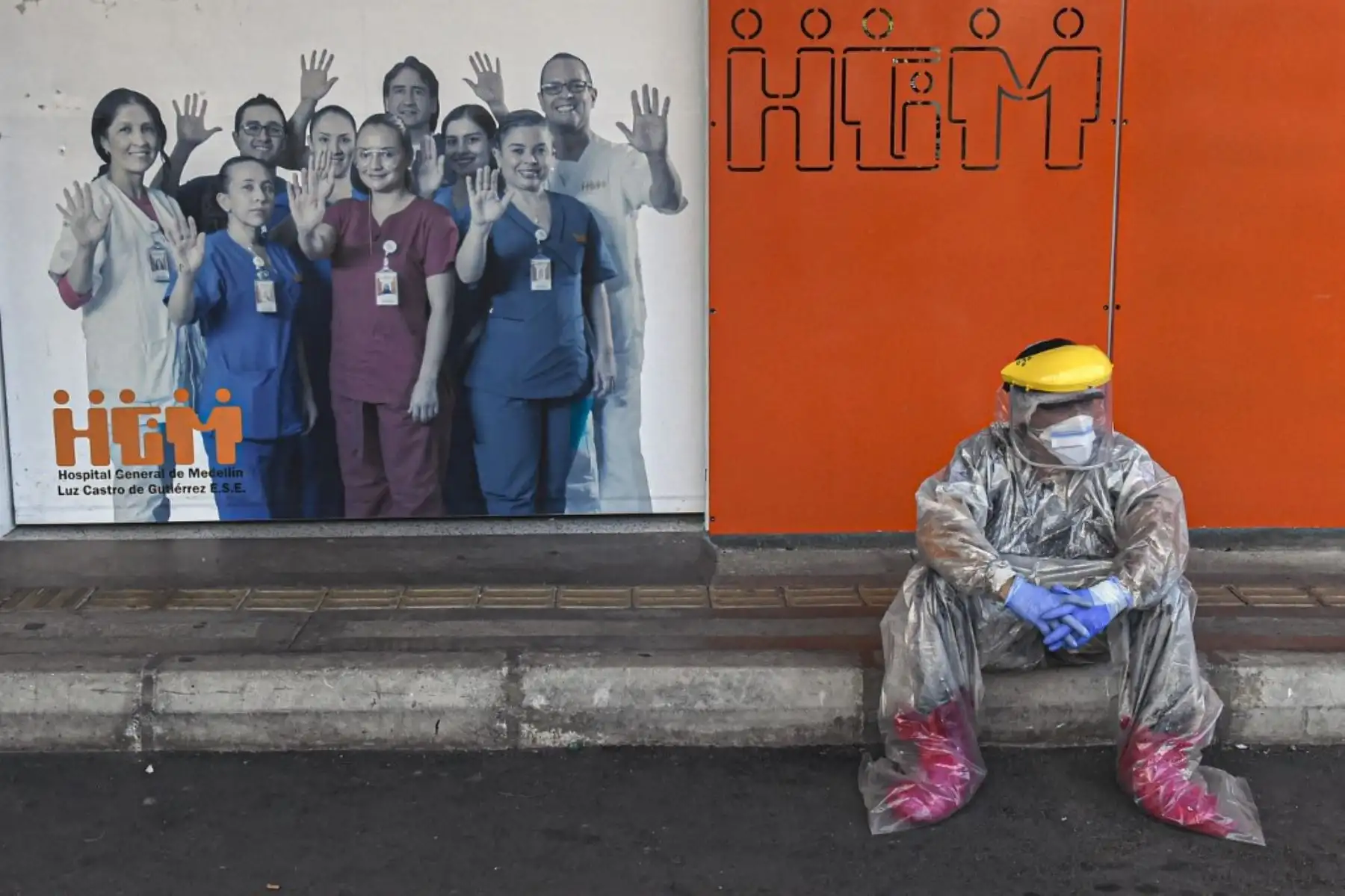 Un trabajador de la salud toma un descanso frente al Hospital General de Medellín, en medio de la pandemia covid-19. Foto: AFP