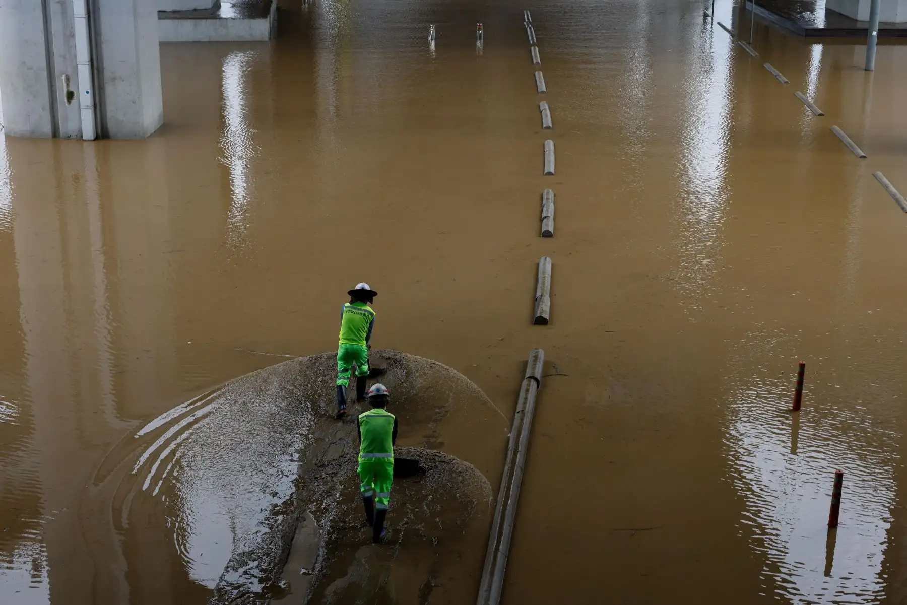 Trabajadores surcoreanos eliminan el lodo de una zona inundada debajo del puente Jamsu cerca del río Han en Seúl, Corea del Sur. Según los informes, al menos 13 personas murieron y otras 13 desaparecieron luego de que fuertes lluvias desencadenaran inundaciones y deslizamientos de lodo en el país. 

Foto:EFE