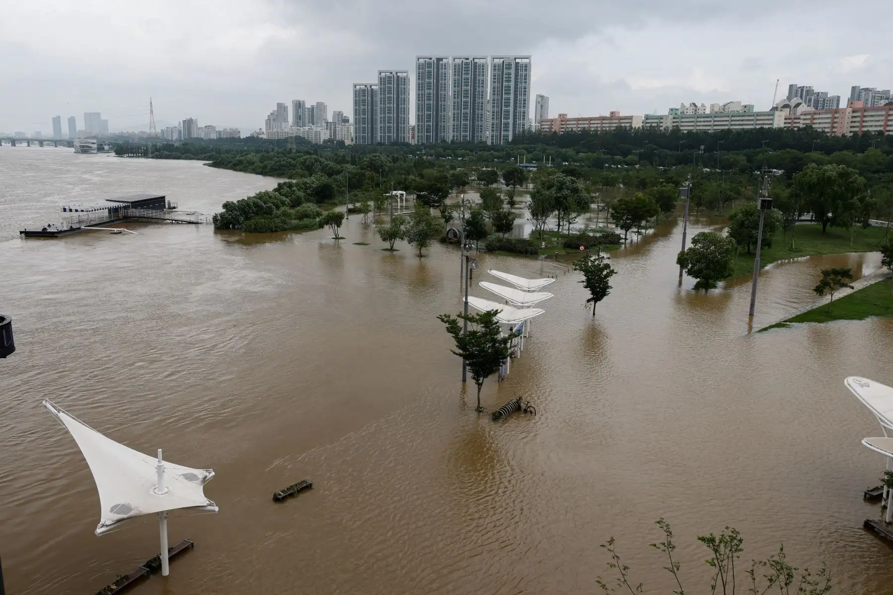 Una vista del río Han desbordando sus orillas en Seúl, Corea del Sur. Según los informes, al menos 13 personas han muerto y otras 13 han desaparecido. después de fuertes lluvias desencadenaron inundaciones y deslizamientos de lodo en el país. 

Foto: EFE