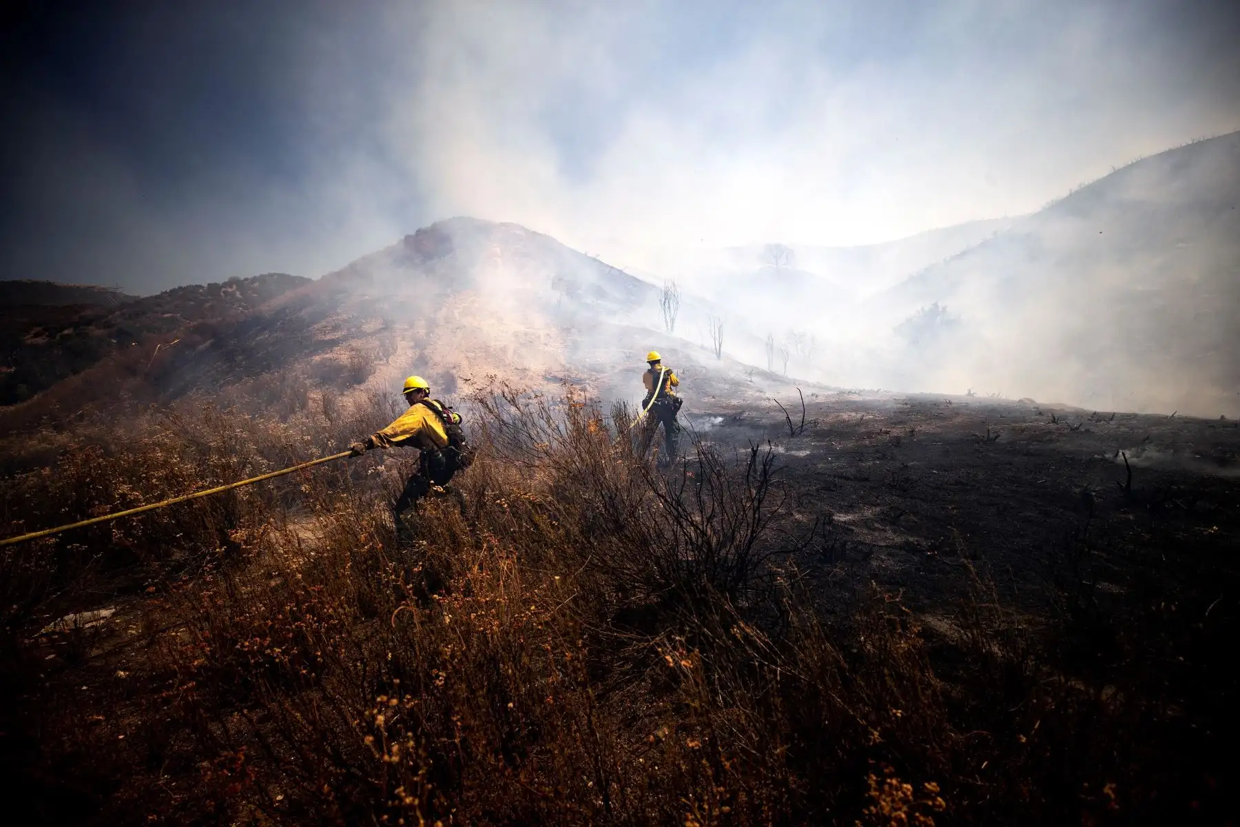 Los bomberos intentan extinguir el incendio de Elsmere cerca de Santa Clarita, California, EE. UU. Según los últimos informes de los medios, el incendio ha quemado 130 acres. 

Foto: EFE