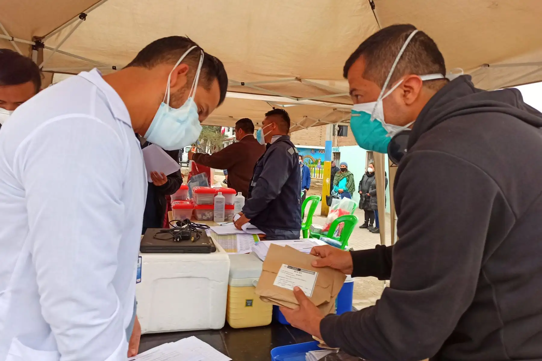 Esta mañana se dio inicio a la tercera “Operación Tayta” en Villa El Salvador. Los 15 equipos de respuesta rápida de DIRIS Lima Sur visitarán 220 personas vulnerables a fin de realizar evaluación médica y prueba de covid-19. Foto: @DIRISLimaSur