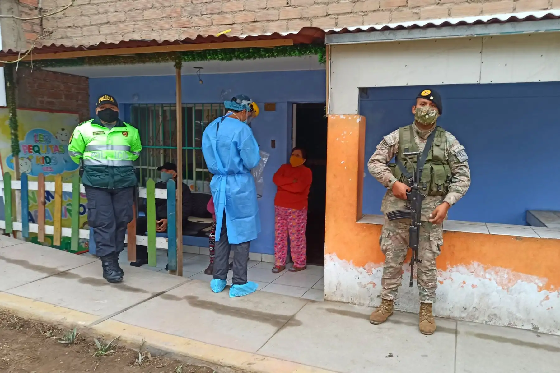 Esta mañana se dio inicio a la tercera “Operación Tayta” en Villa El Salvador. Los 15 equipos de respuesta rápida de DIRIS Lima Sur visitarán 220 personas vulnerables a fin de realizar evaluación médica y prueba de covid-19. Foto: @DIRISLimaSur