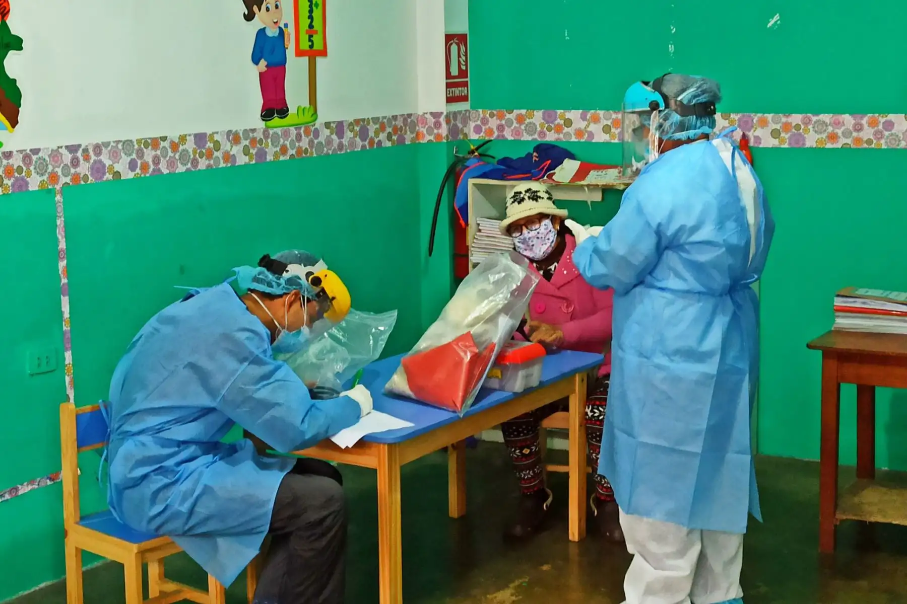 Esta mañana se dio inicio a la tercera “Operación Tayta” en Villa El Salvador. Los 15 equipos de respuesta rápida de DIRIS Lima Sur visitarán 220 personas vulnerables a fin de realizar evaluación médica y prueba de covid-19. Foto: @DIRISLimaSur