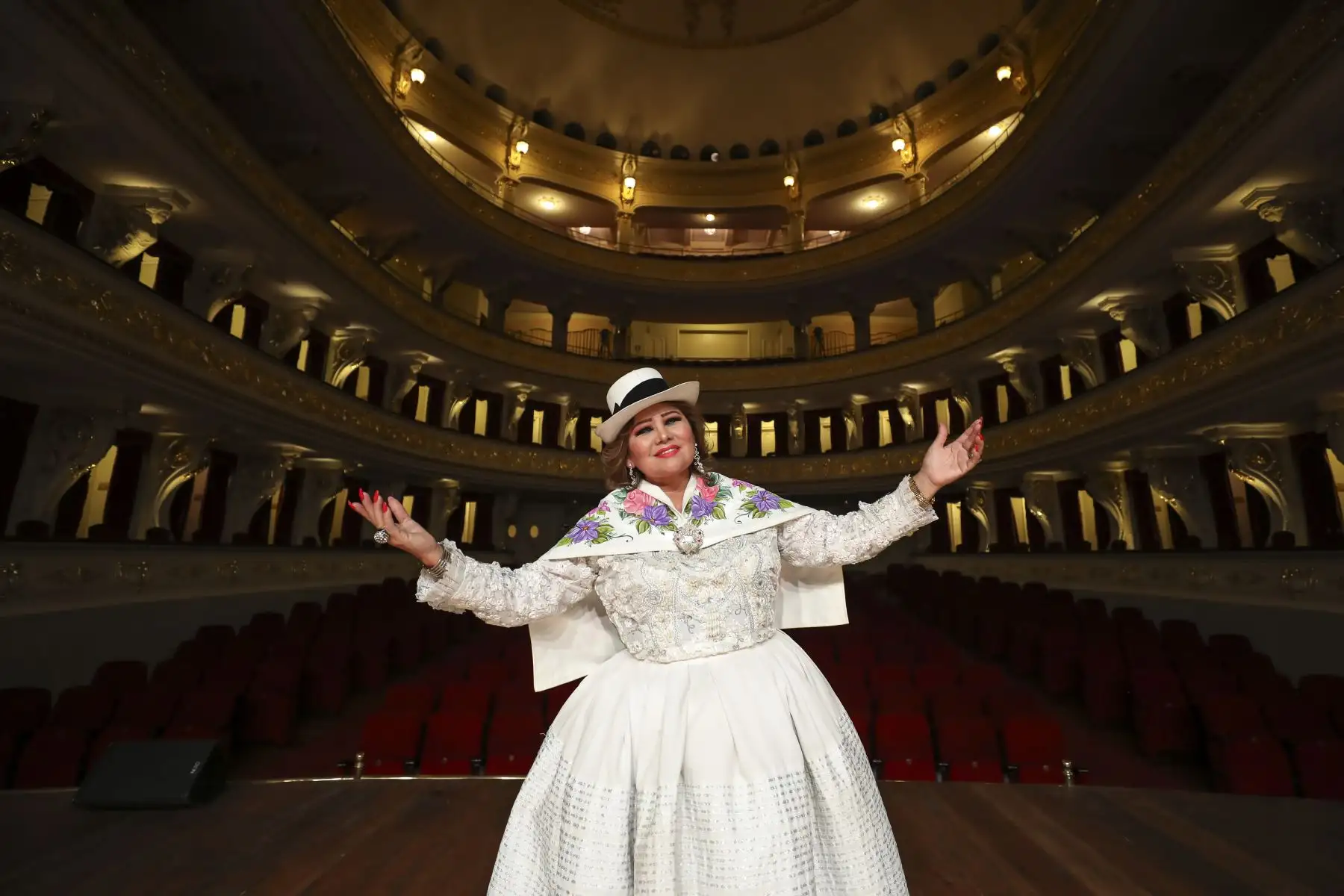 La cantante Amanda Portales participó en la ceremonia de conmemoración por  los 100 años del Teatro Municipal.Foto.ANDINA/MLM