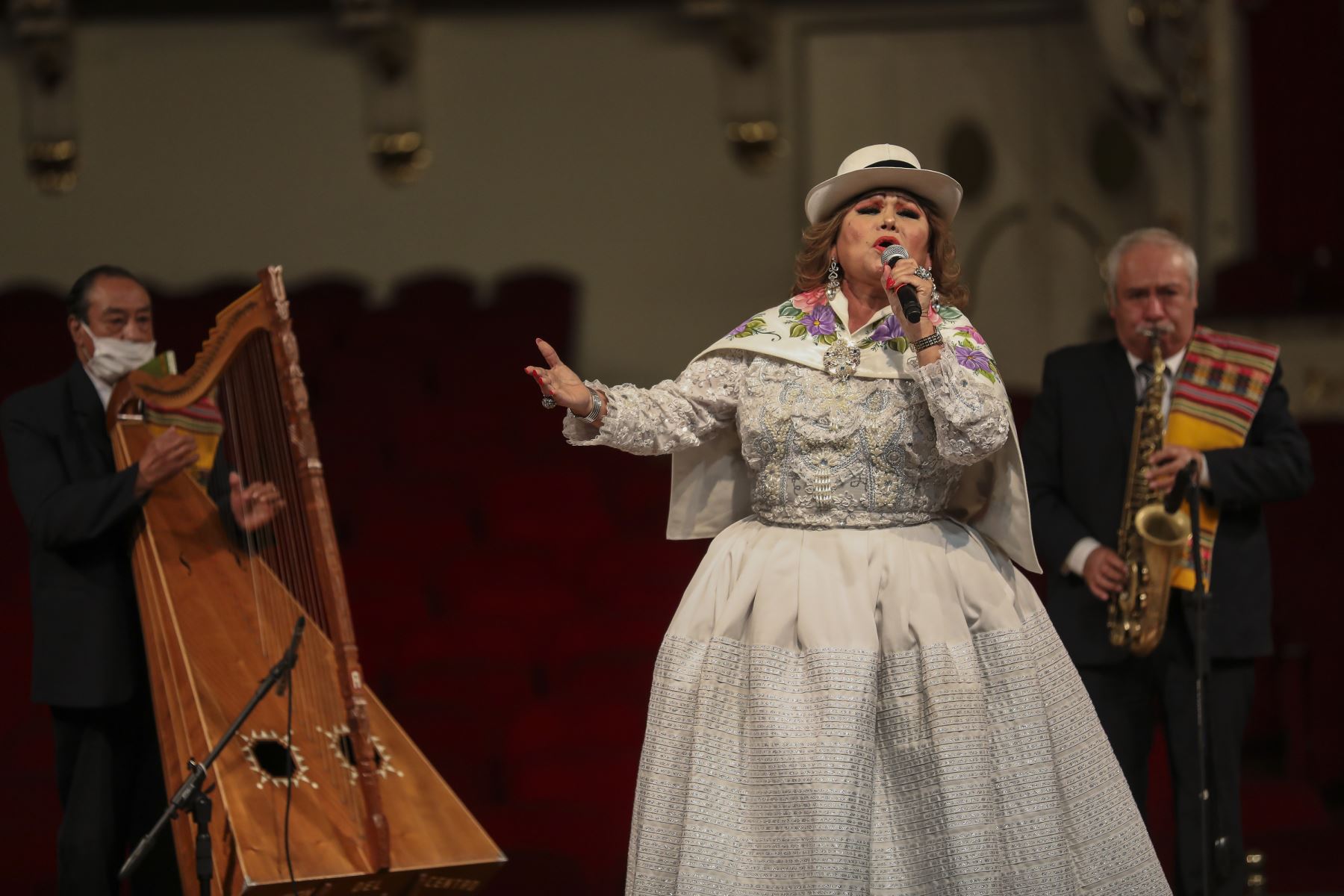 La cantante Amanda Portales participó en la ceremonia de conmemoración por  los 100 años del Teatro Municipal.Foto.ANDINA/MLM