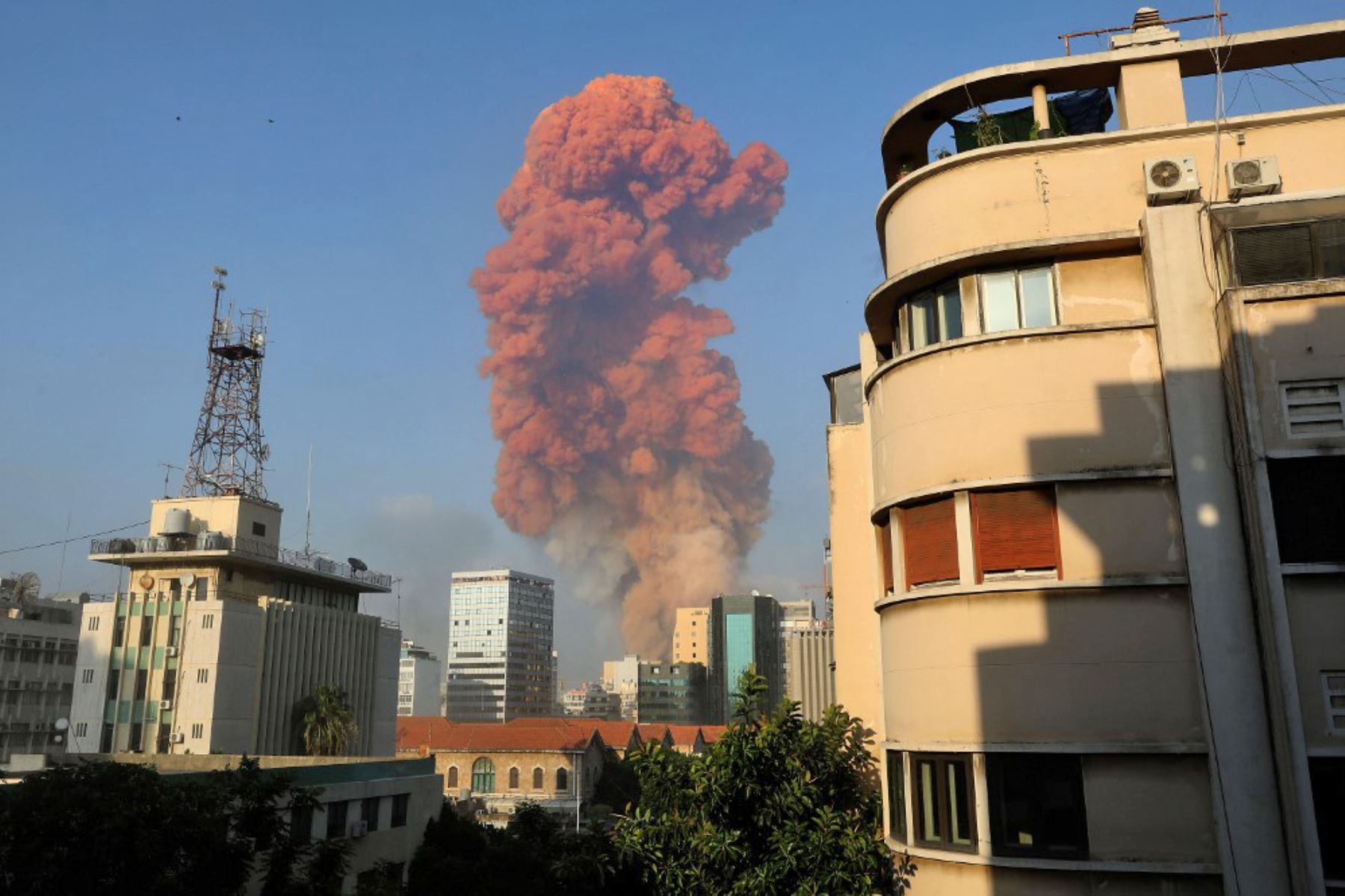 Una gran explosión sacudió la capital libanesa Beirut. Foto: AFP