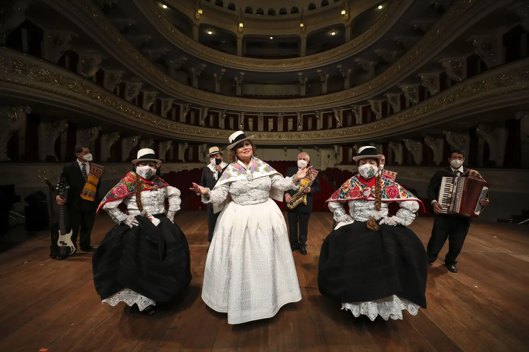La cantante Amanda Portales participó en la ceremonia de conmemoración por  los 100 años del Teatro Municipal.Foto.ANDINA/MLM