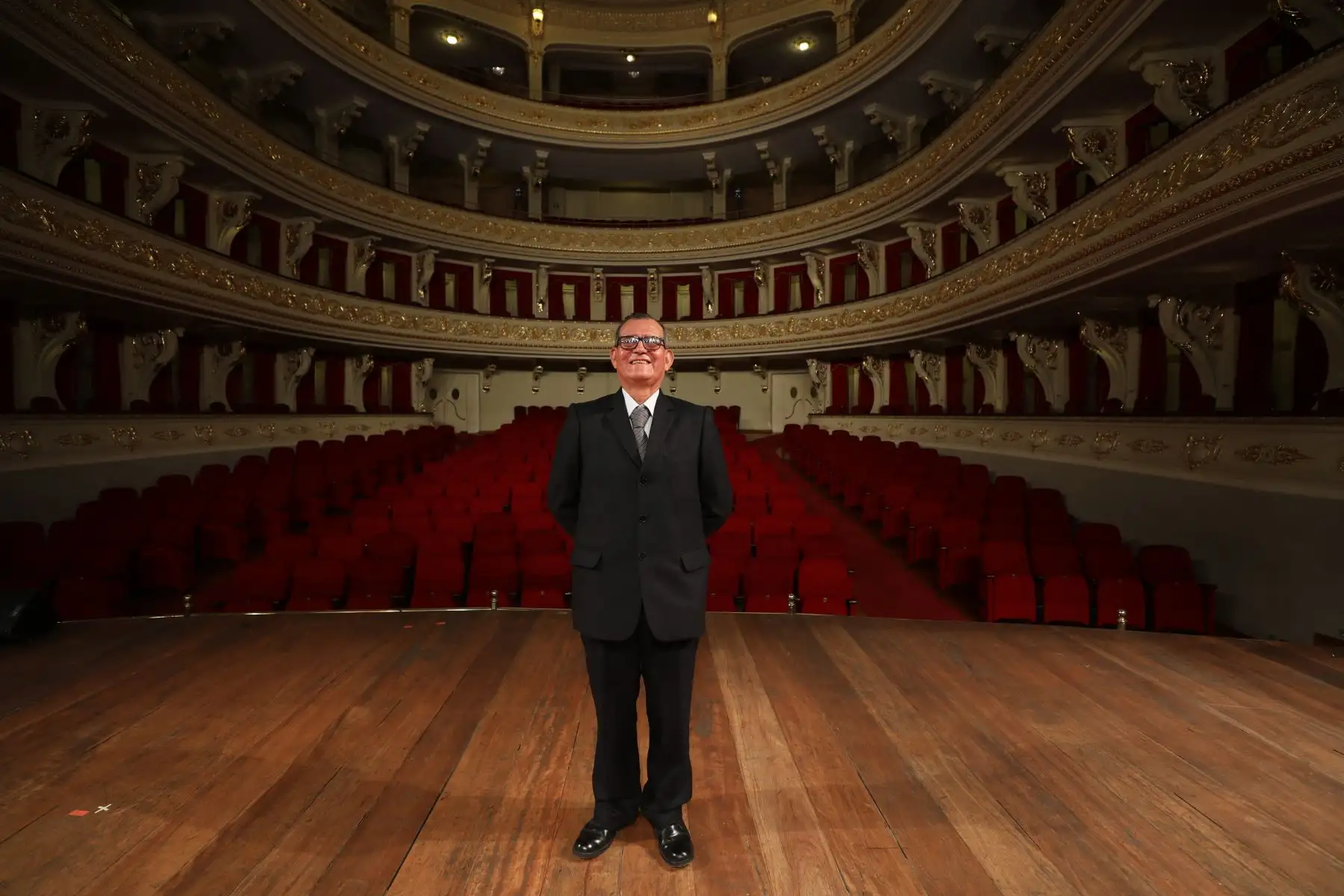La Municipalidad de Lima hizo reconocimiento a Abdón Asencios, por su aporte técnico y tiempo de servicio al teatro.Foto:ANDINA/MLM