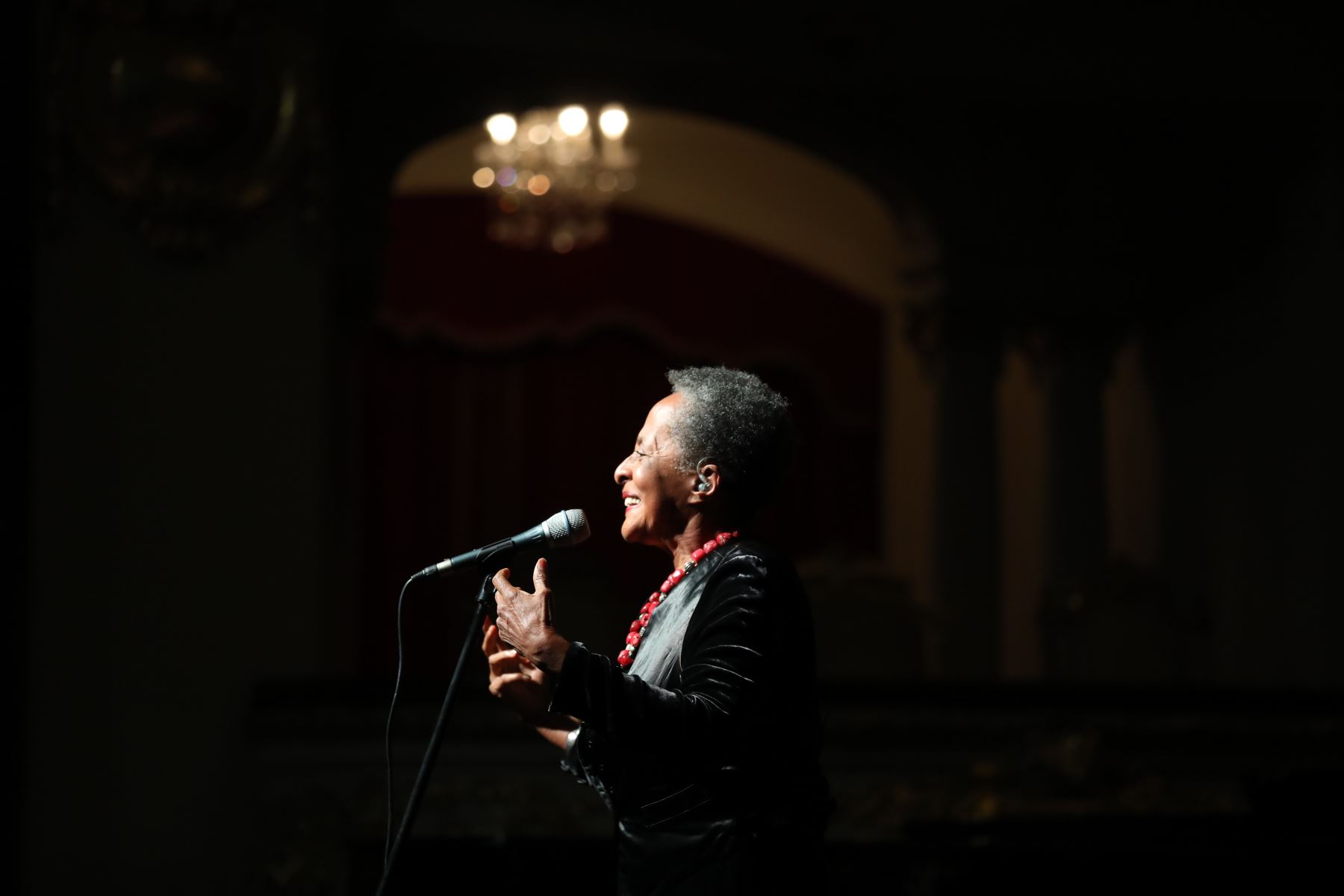 La cantante Susana Baca participó en la ceremonia de conmemoración por  los 100 años del Teatro Municipal.Foto.ANDINA/MLM